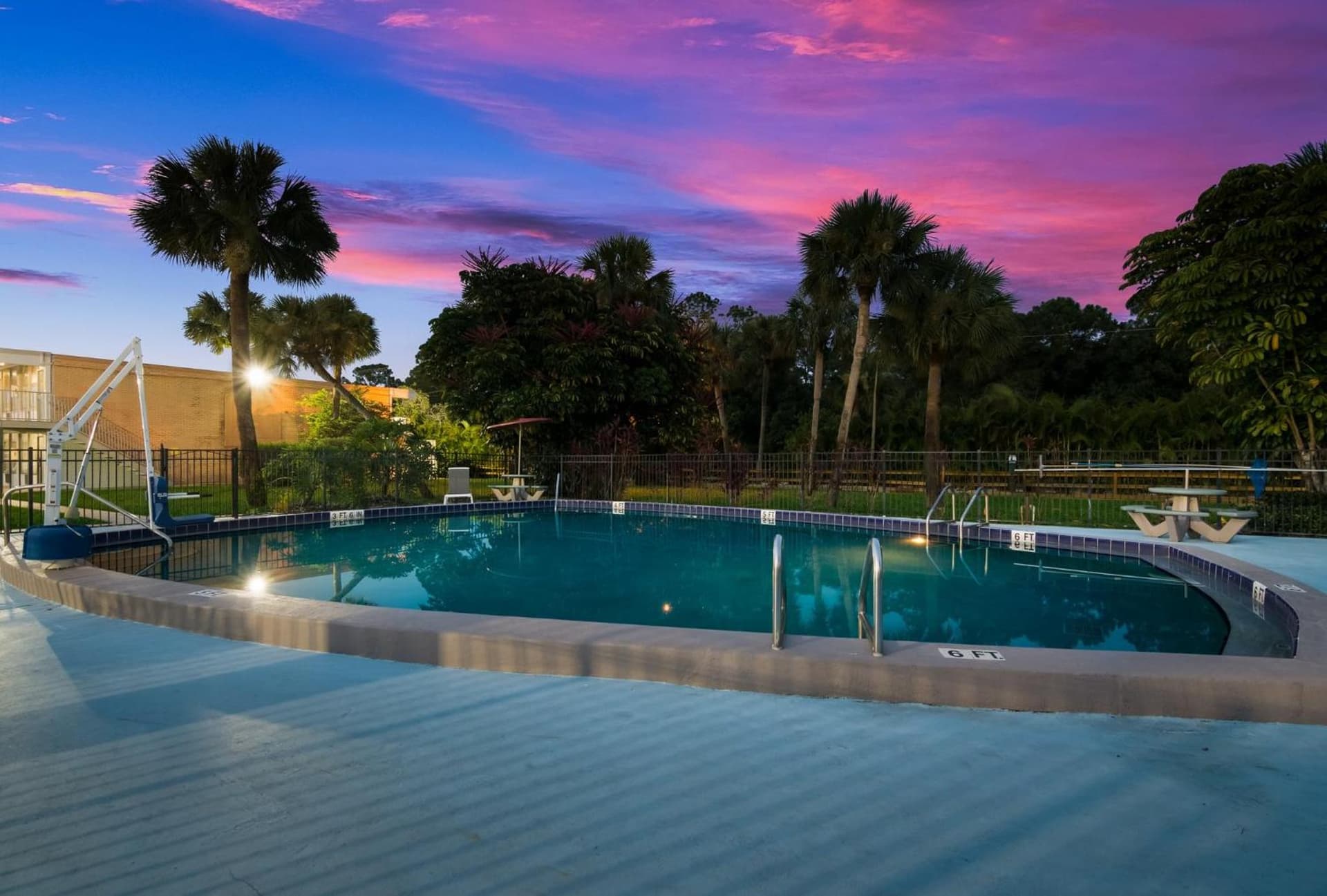 HomeTowne Studios by Red Roof Vero Beach - I-95 interior in Vero Beach, FL — gallery photo 2