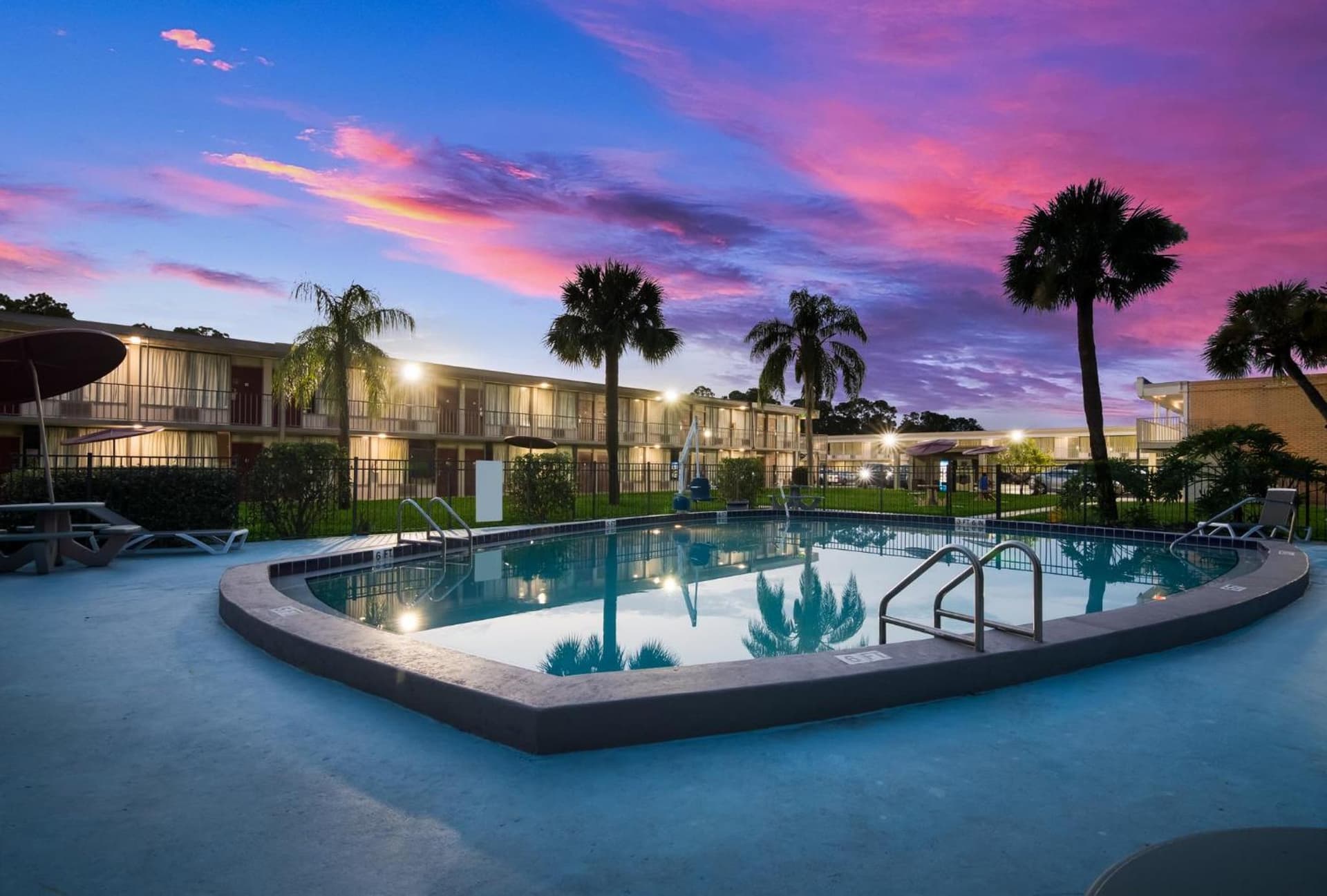 HomeTowne Studios by Red Roof Vero Beach - I-95 property views in Vero Beach, FL — gallery photo 3