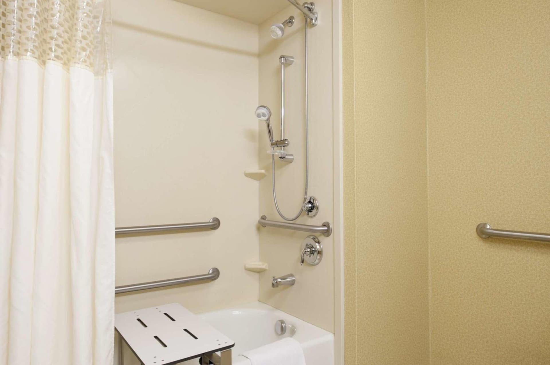 Hampton Inn & Suites Moline-Quad City Int'l Aprt gallery photo in Moline, IL — image 9