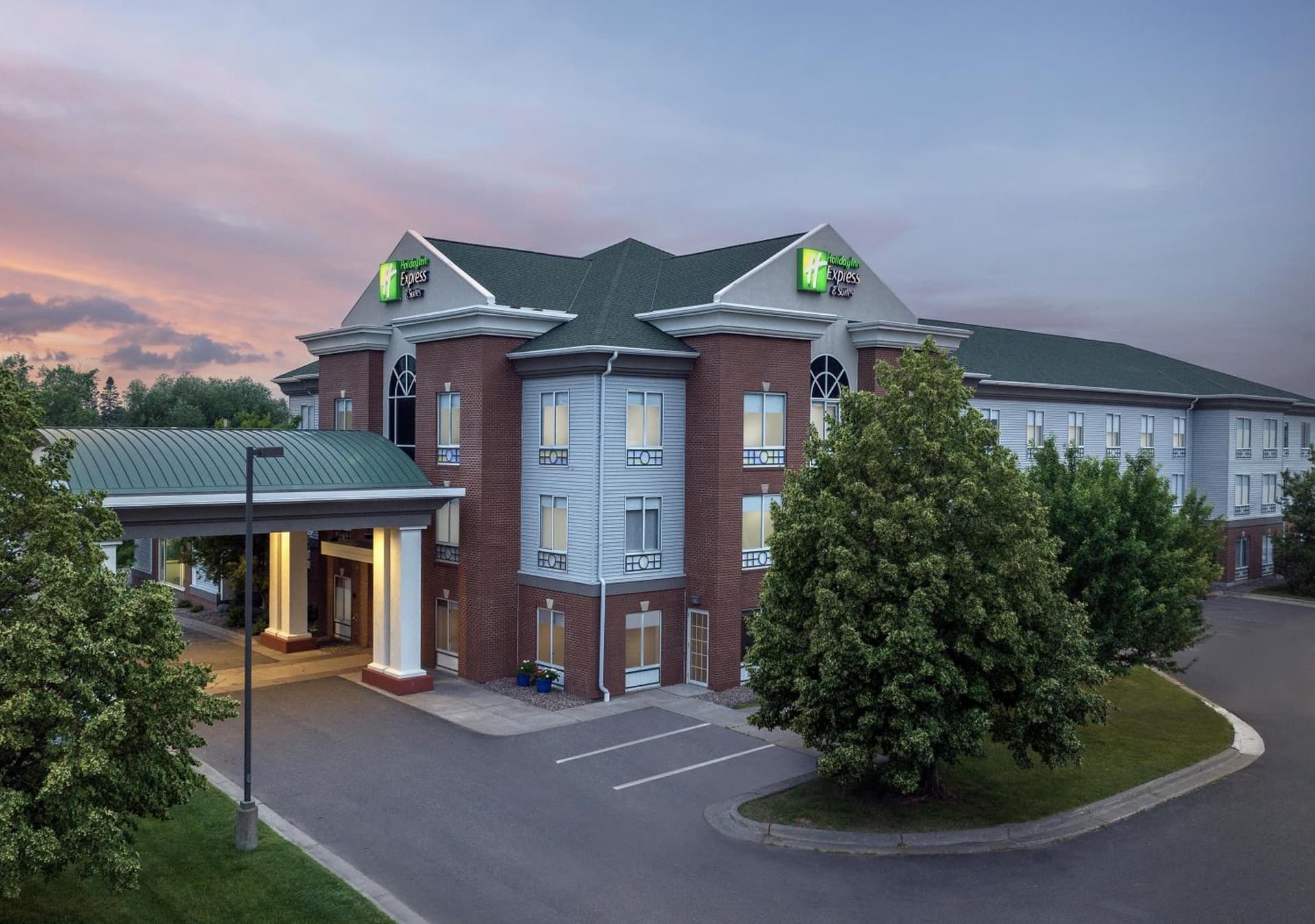 Holiday Inn Express & Suites Superior by IHG interior in Superior, WI — gallery photo 2