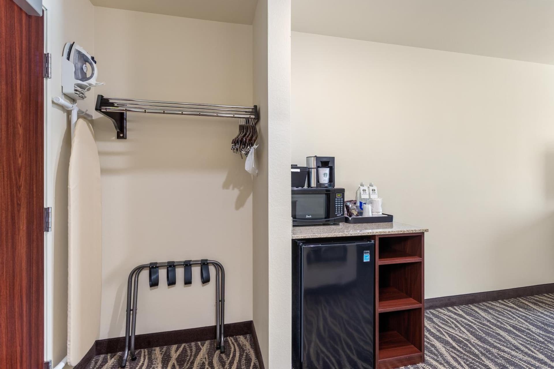 Cobblestone Hotel & Suites - De Pere Green Bay gallery photo in De Pere, WI — image 4