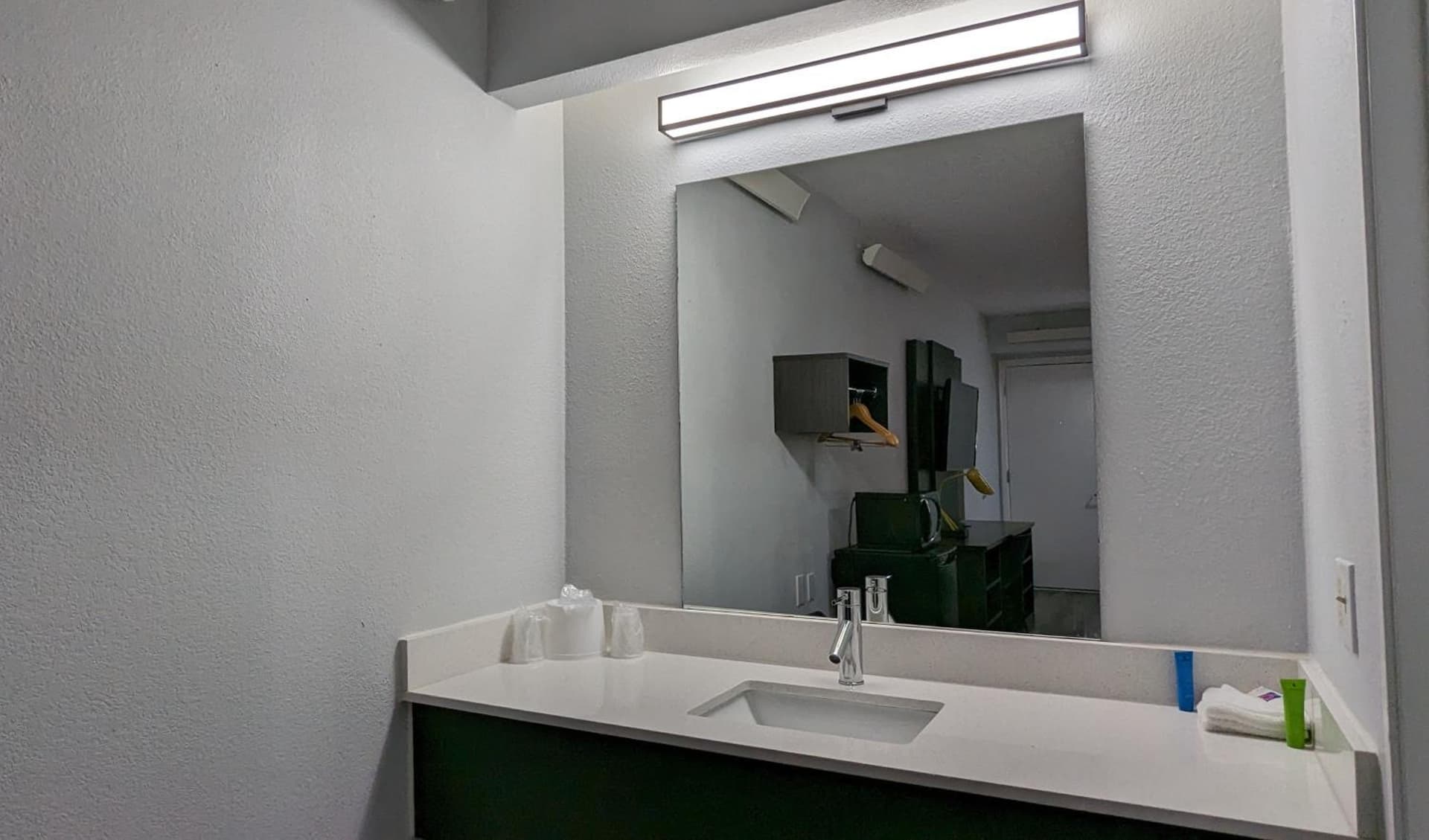 Motel 6-Nashua, NH - South gallery photo in Nashua, NH — image 12