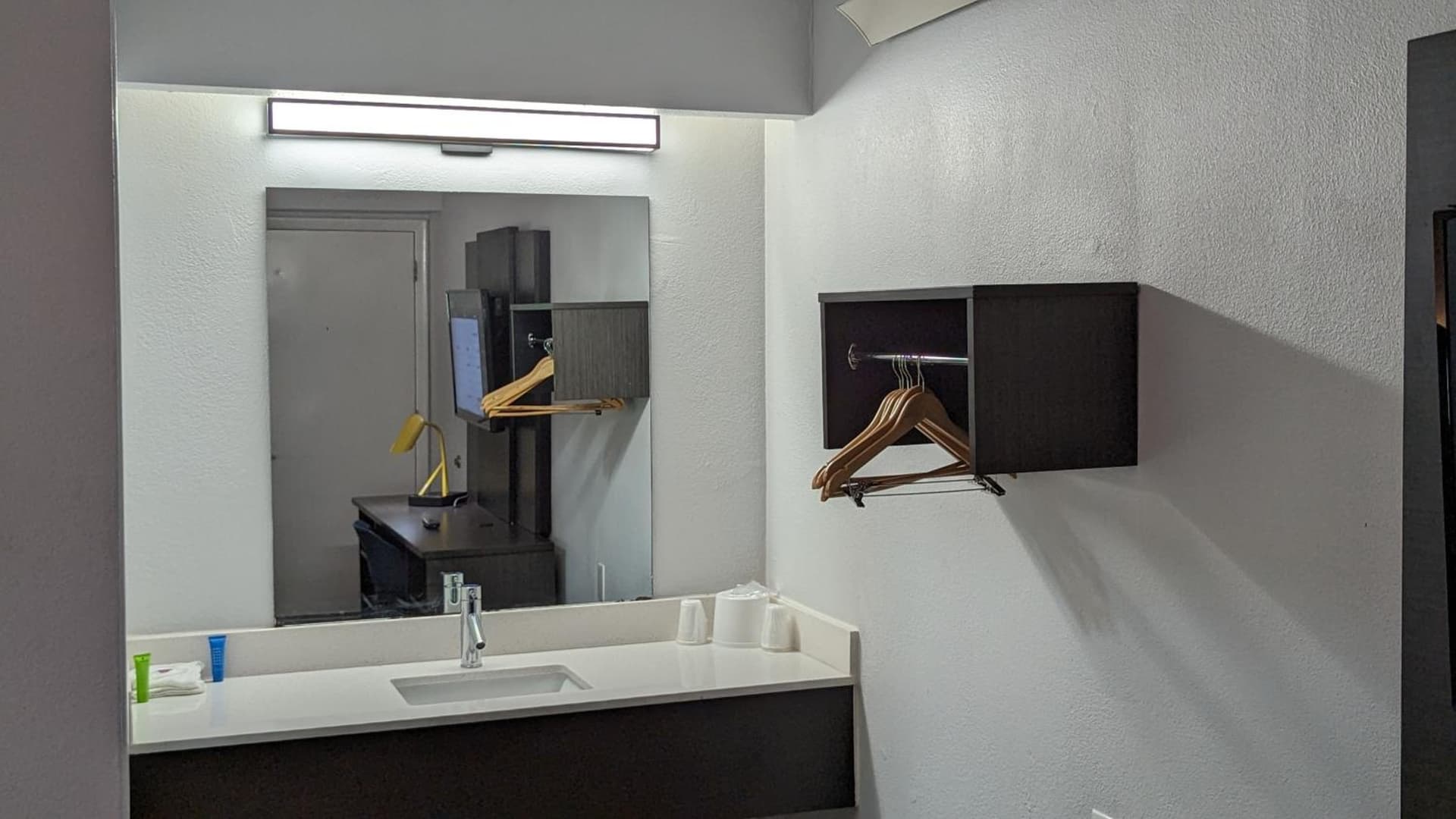 Motel 6-Nashua, NH - South gallery photo in Nashua, NH — image 34
