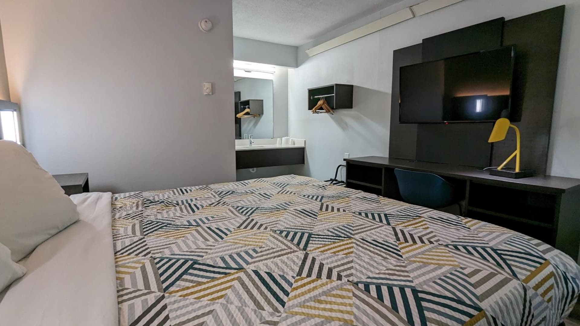 Motel 6-Nashua, NH - South gallery photo in Nashua, NH — image 33