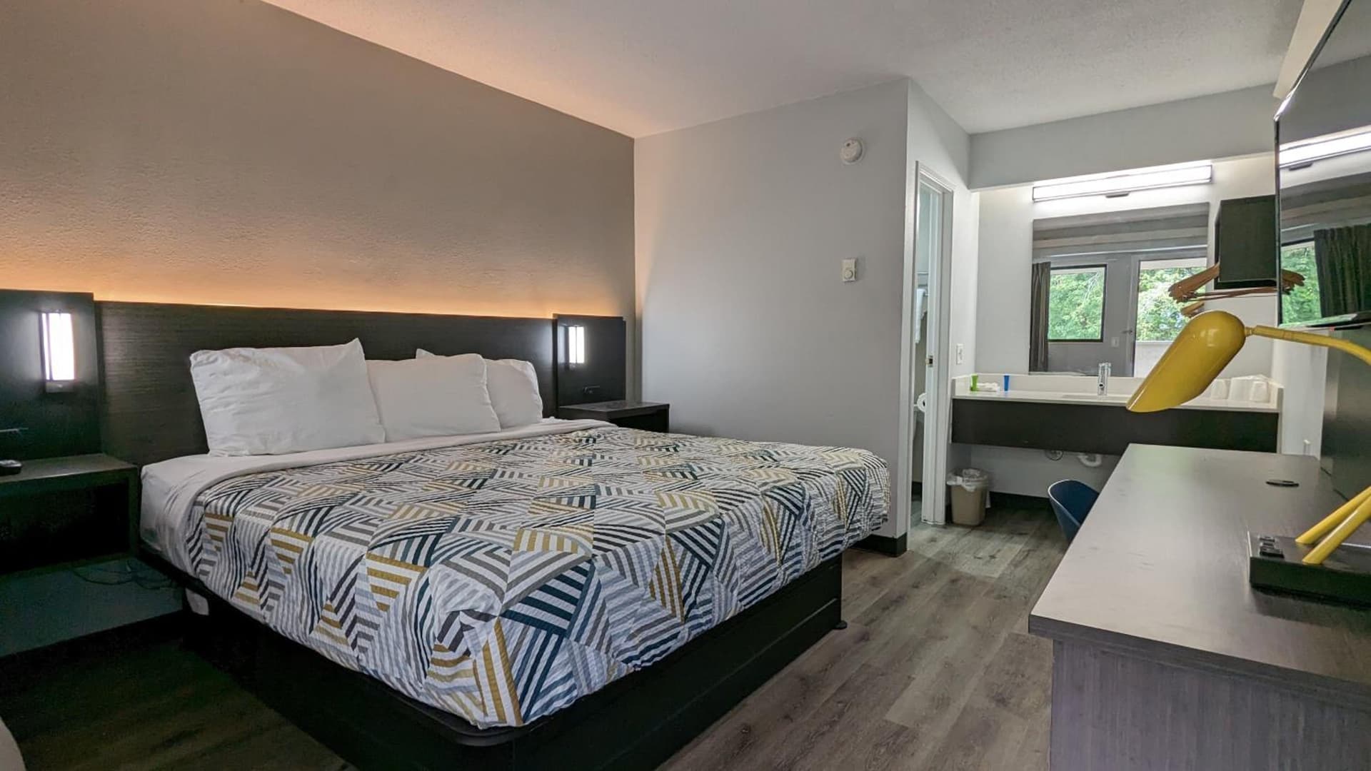 Motel 6-Nashua, NH - South gallery photo in Nashua, NH — image 27