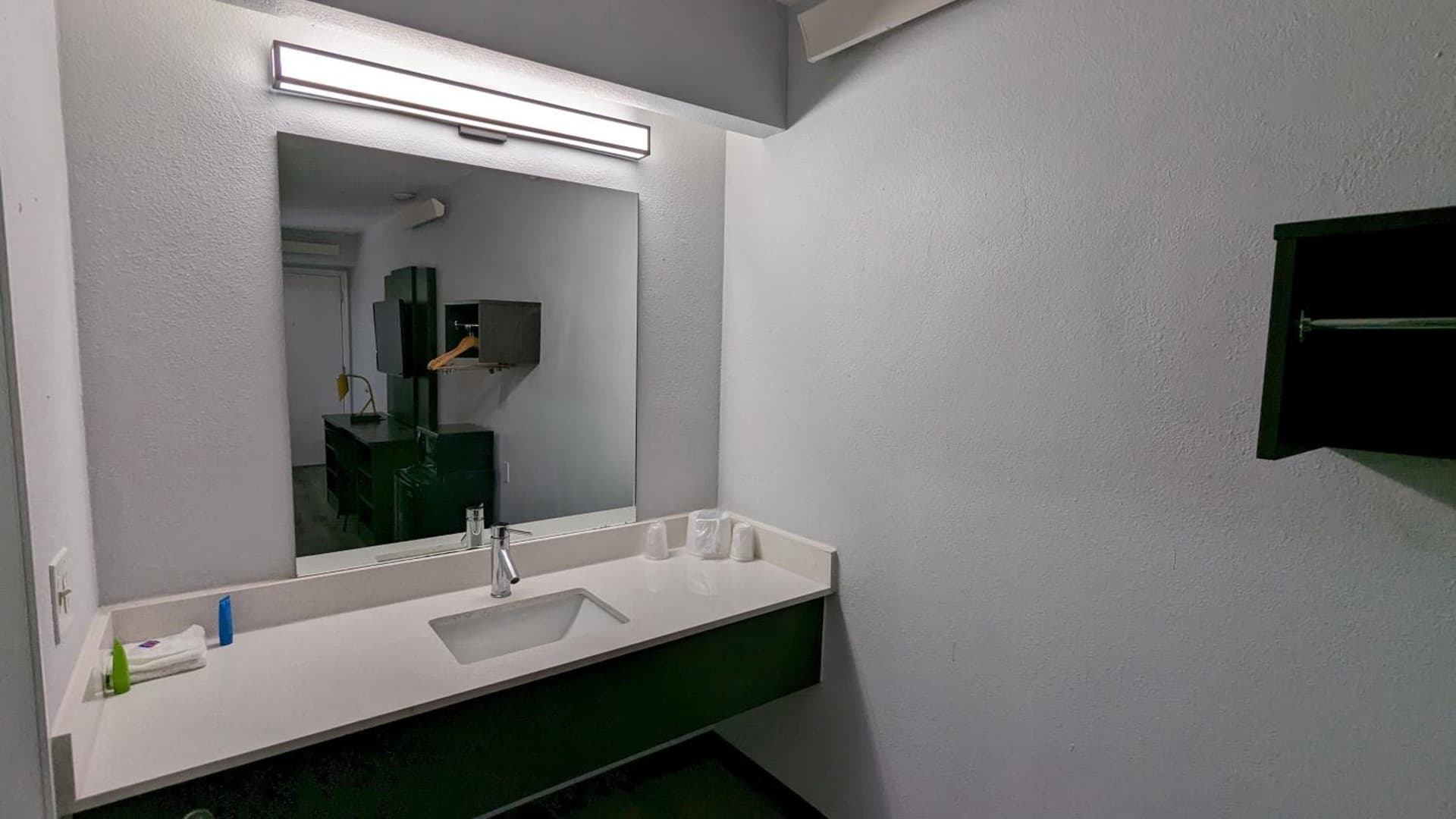 Motel 6-Nashua, NH - South gallery photo in Nashua, NH — image 13