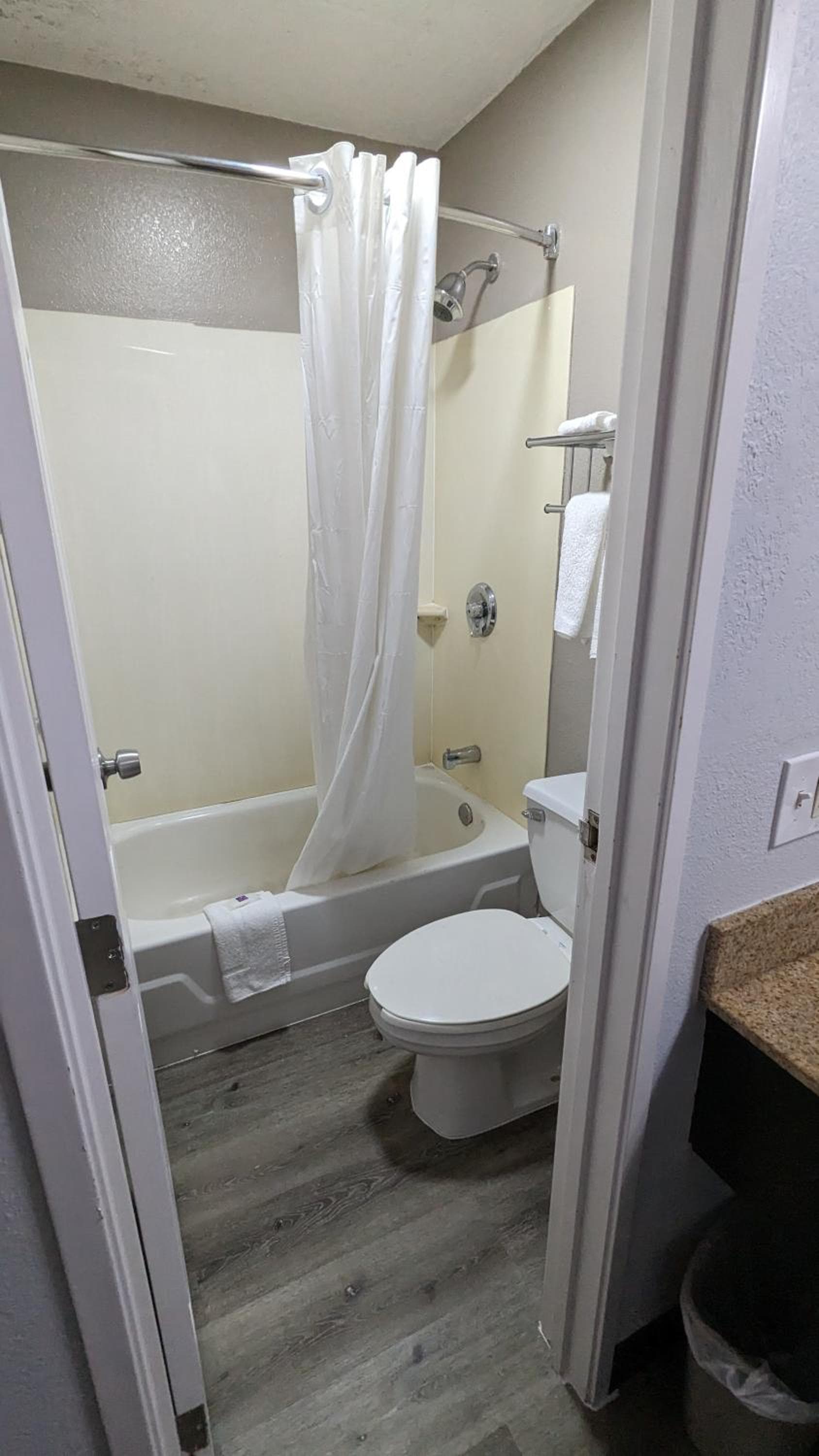 Motel 6-Nashua, NH - South gallery photo in Nashua, NH — image 17