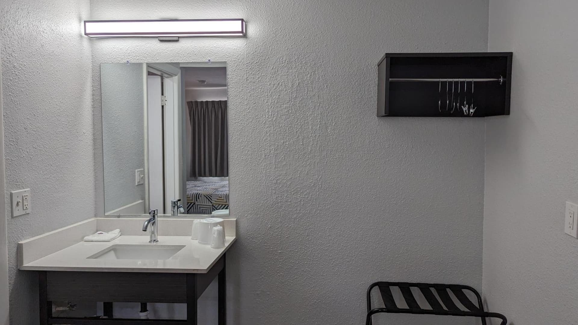 Motel 6-Nashua, NH - South gallery photo in Nashua, NH — image 38