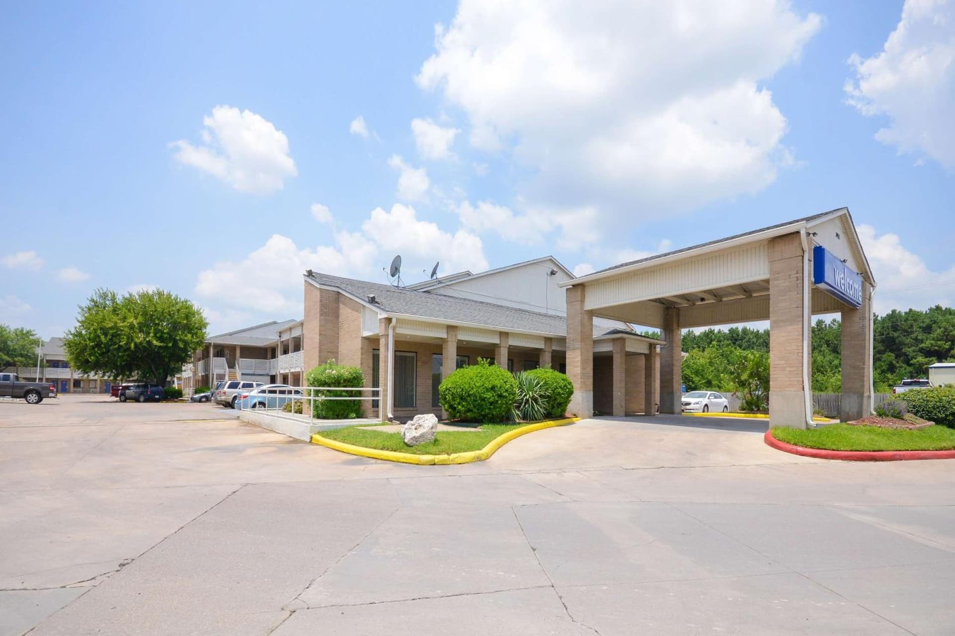 Motel 6-Baytown, TX - Baytown East featured exterior or lobby in Baytown, TX — similar hotel