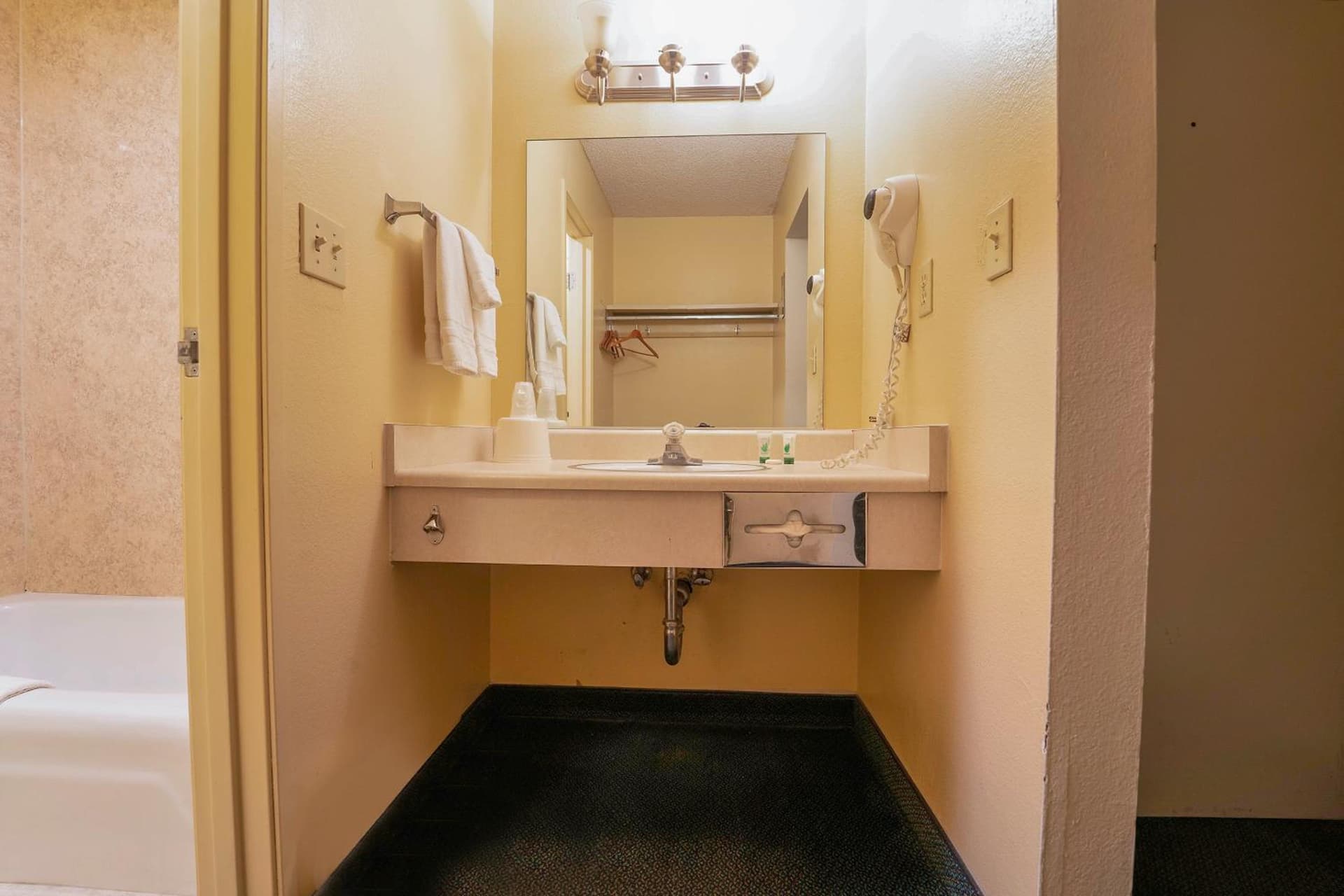 Royal Plaza Inn gallery photo in Indio, CA — image 64