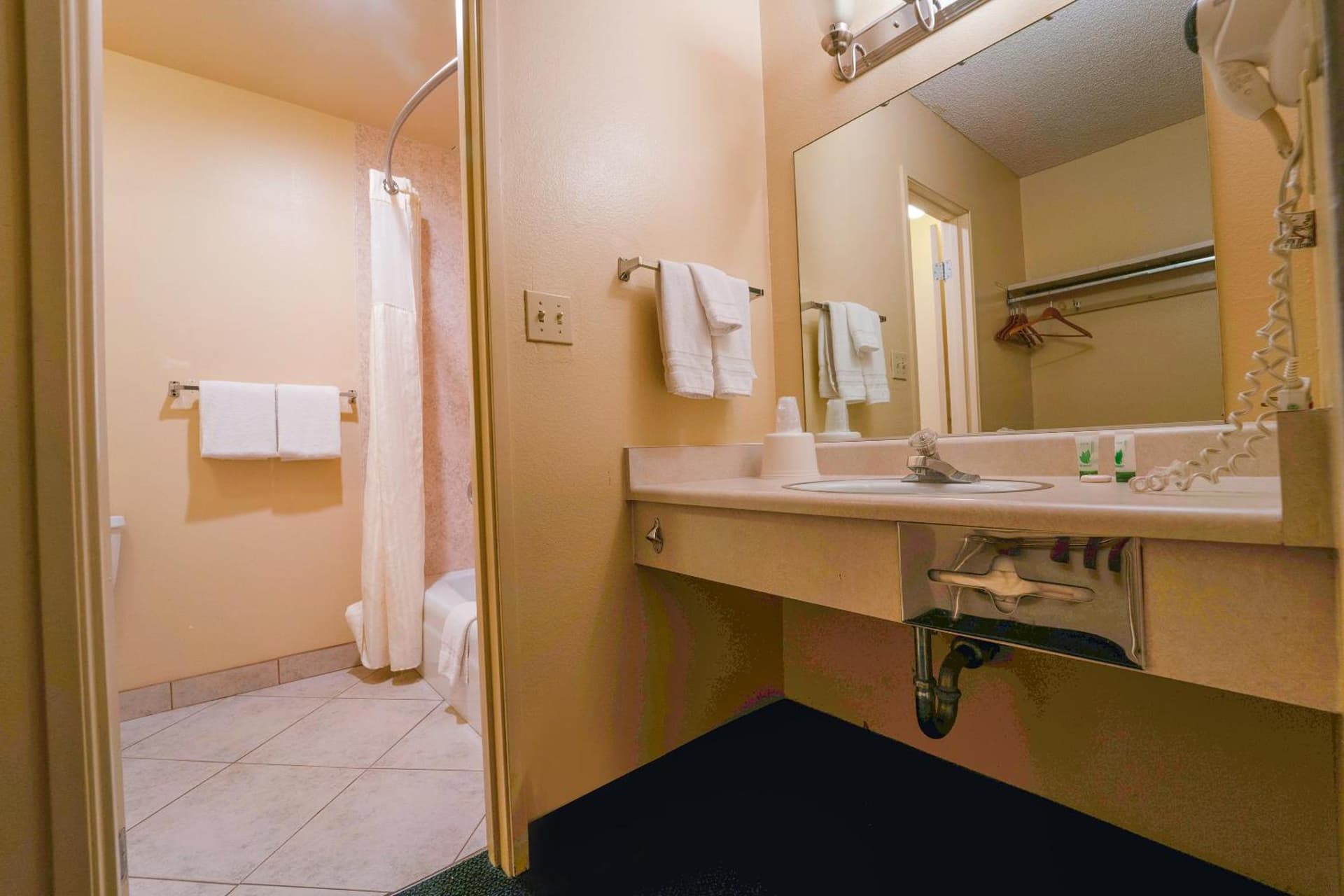 Royal Plaza Inn gallery photo in Indio, CA — image 43