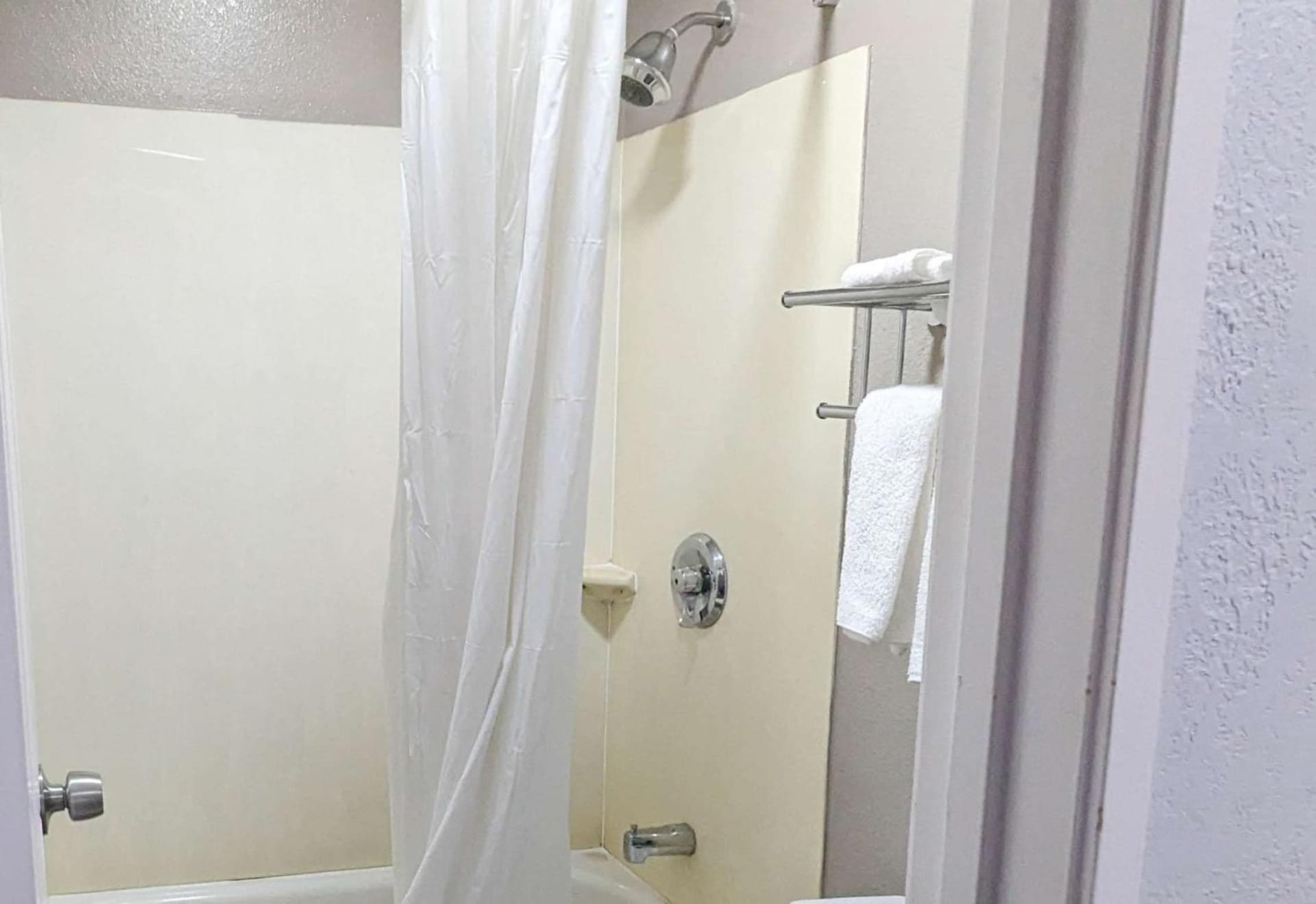Motel 6-Nashua, NH - South gallery photo in Nashua, NH — image 31