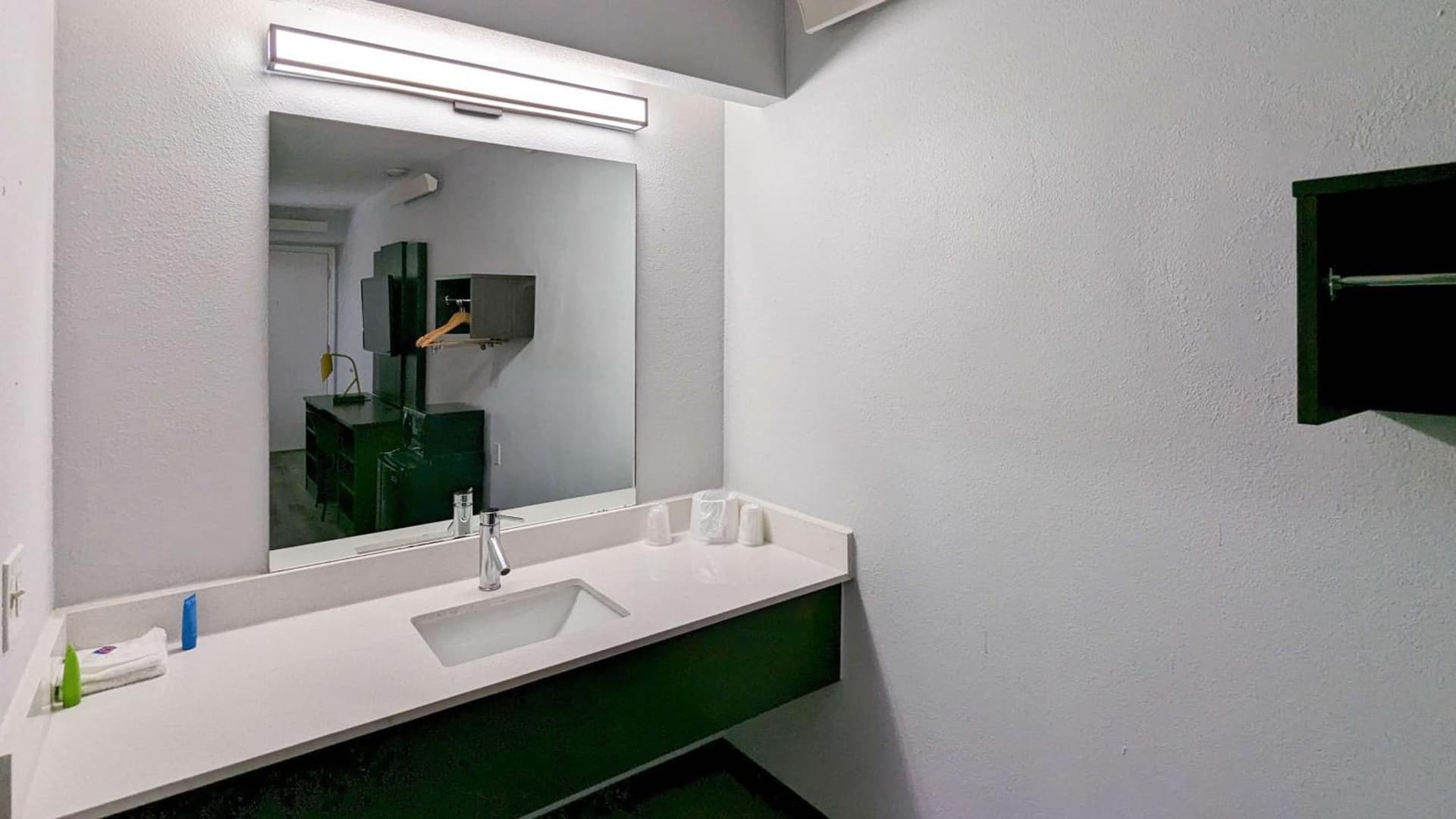 Motel 6-Nashua, NH - South gallery photo in Nashua, NH — image 15