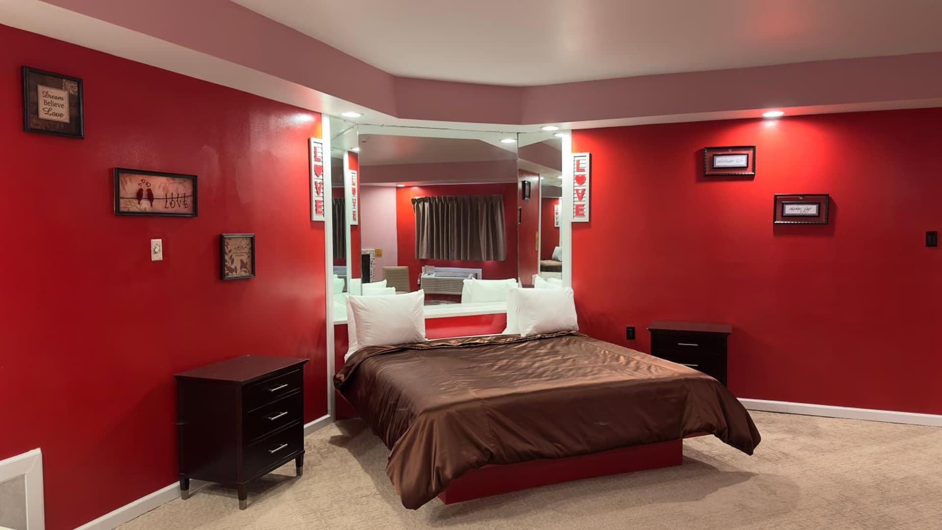 Inn of the Dove Harrisburg-Hershey Romantic Suites gallery photo in Harrisburg, PA — image 94