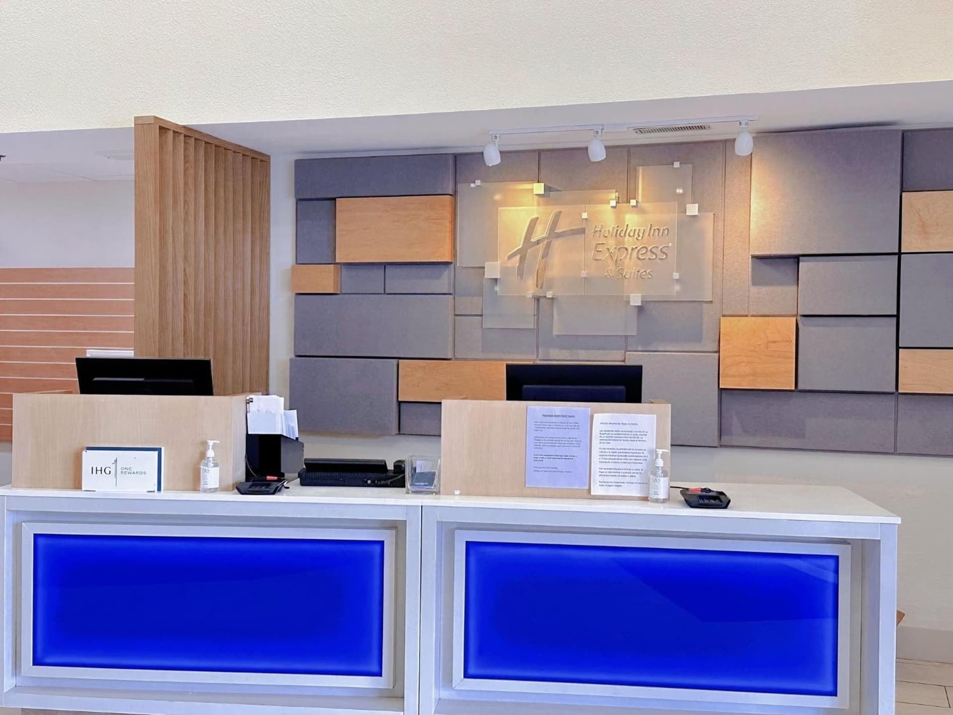Holiday Inn Express & Suites - Prospect Heights by IHG interior in Prospect Heights, IL — gallery photo 2