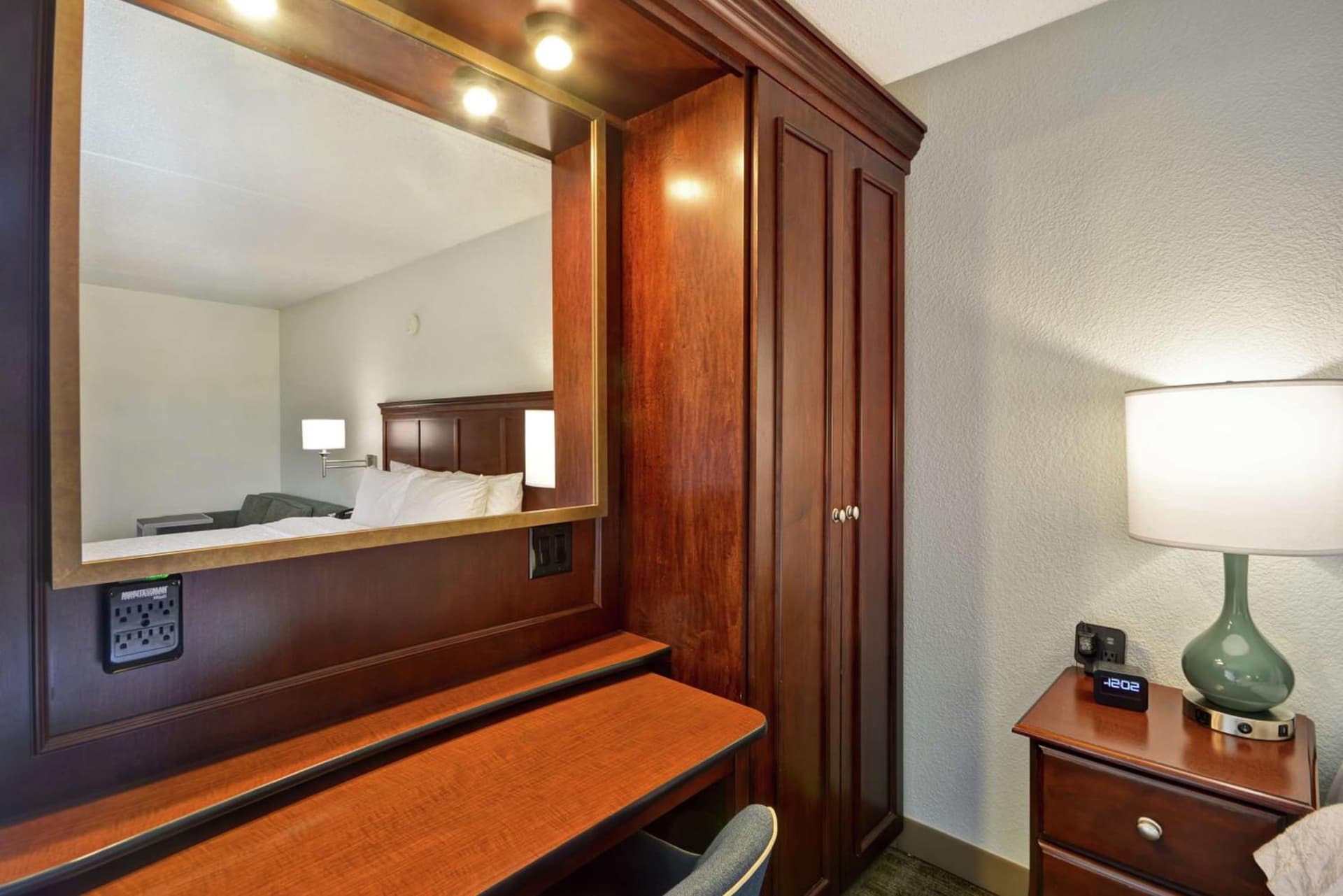 Hampton Inn Detroit Madison Heights South Troy gallery photo in Madison Heights, MI — image 8