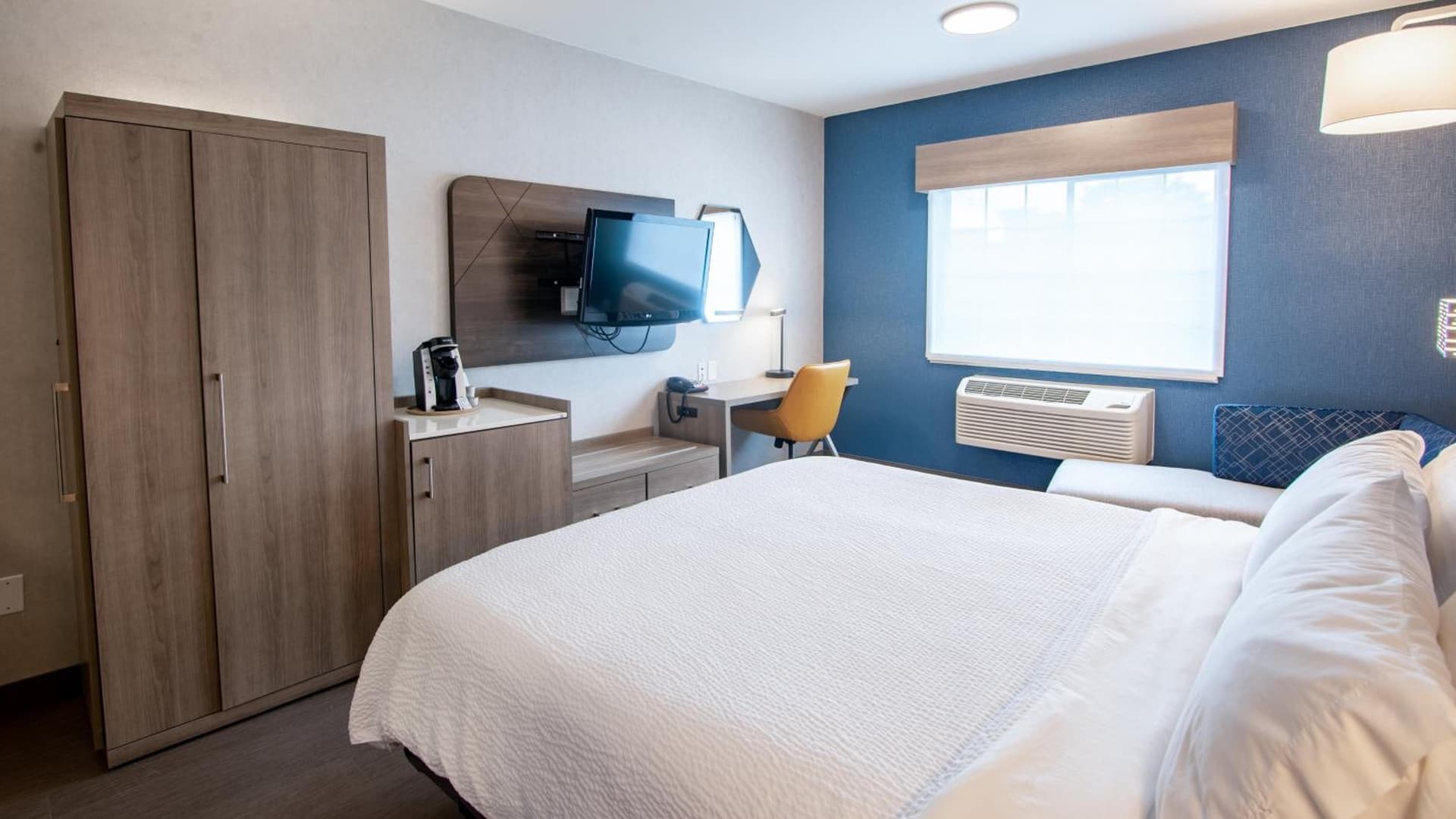 Holiday Inn Express Oakdale by IHG interior in Oakdale, CA — gallery photo 2