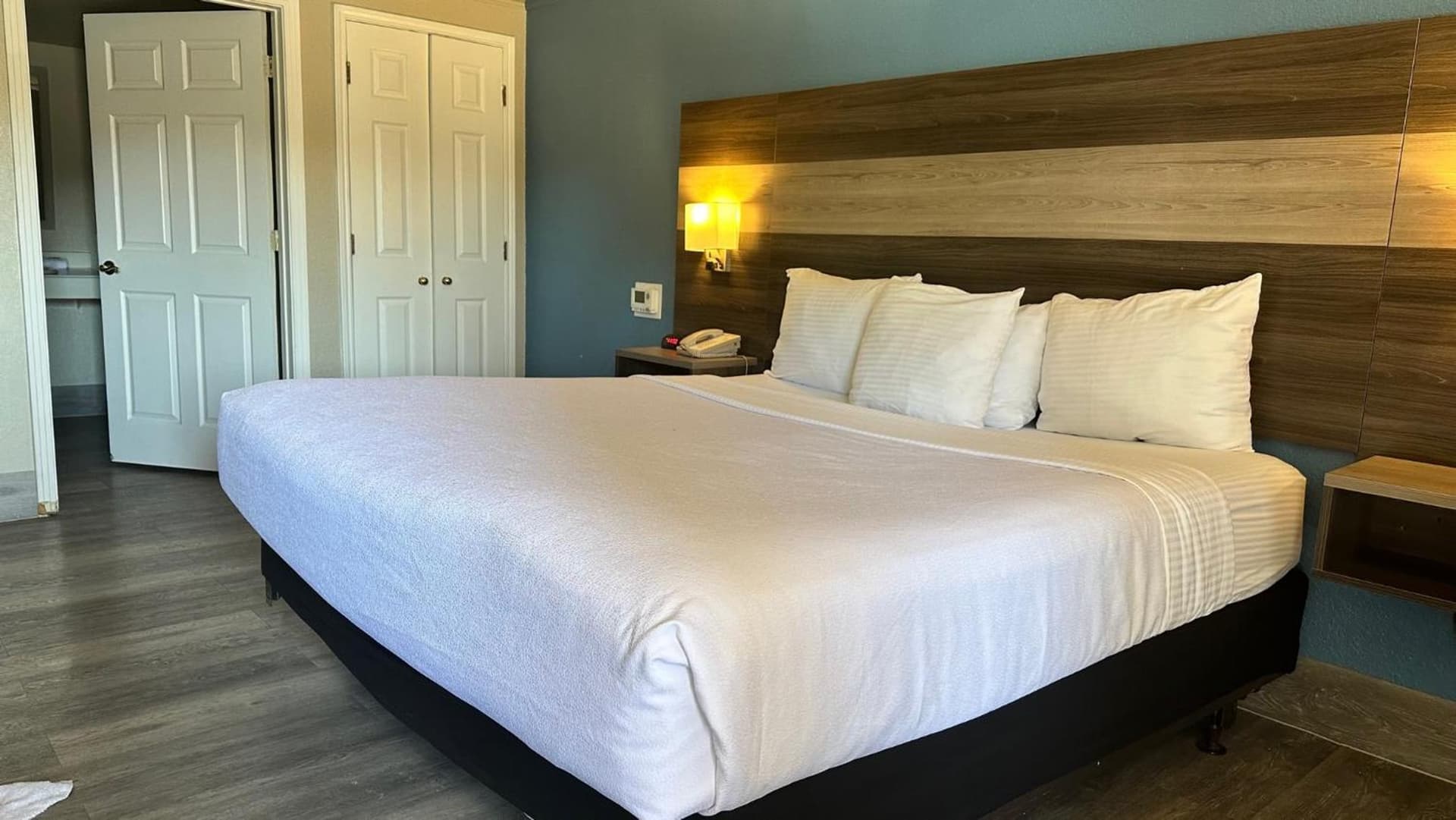 Days Inn by Wyndham San Diego Vista interior in Vista, CA — gallery photo 2
