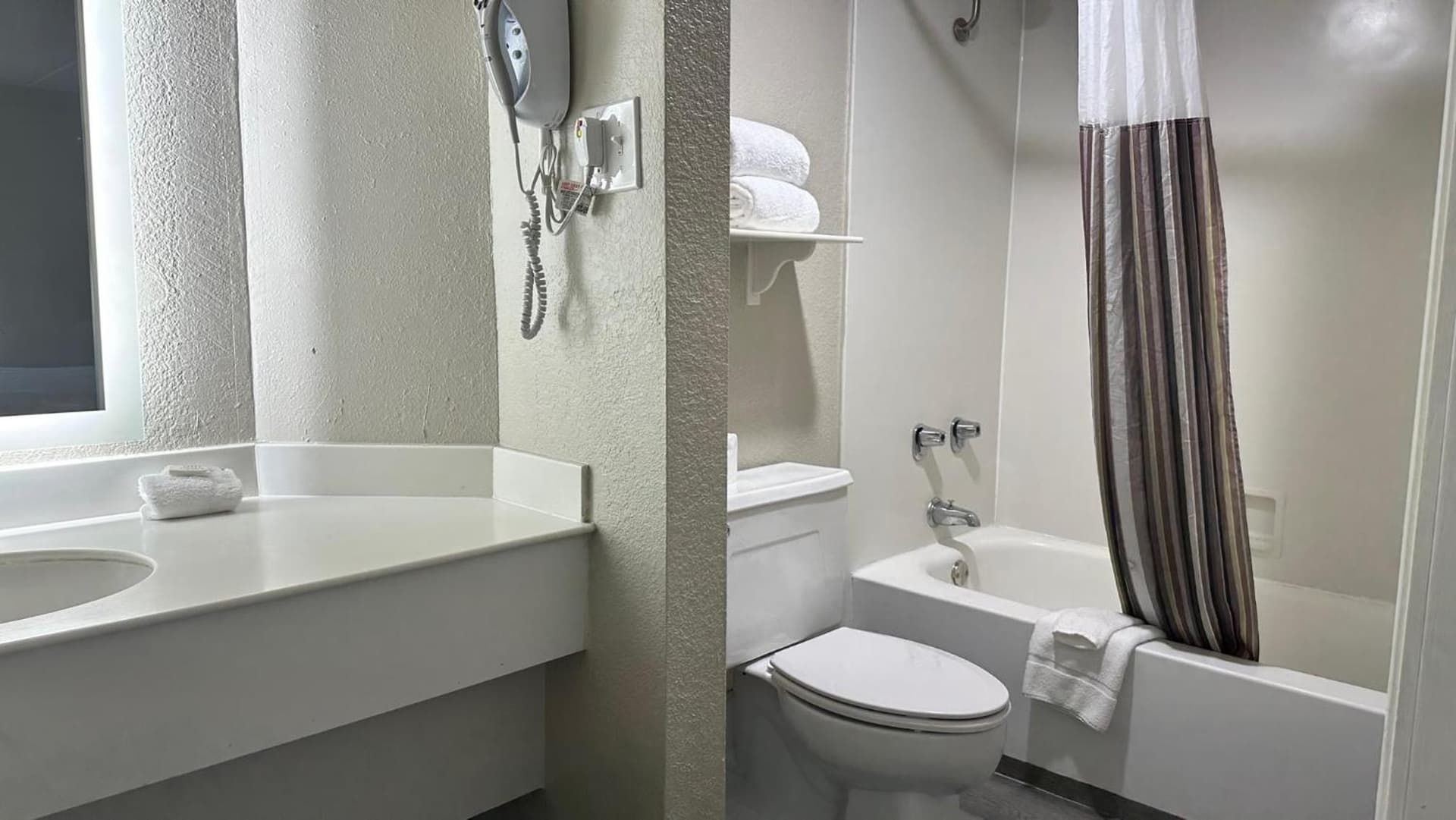 Days Inn by Wyndham San Diego Vista interior in Vista, CA — gallery photo 2