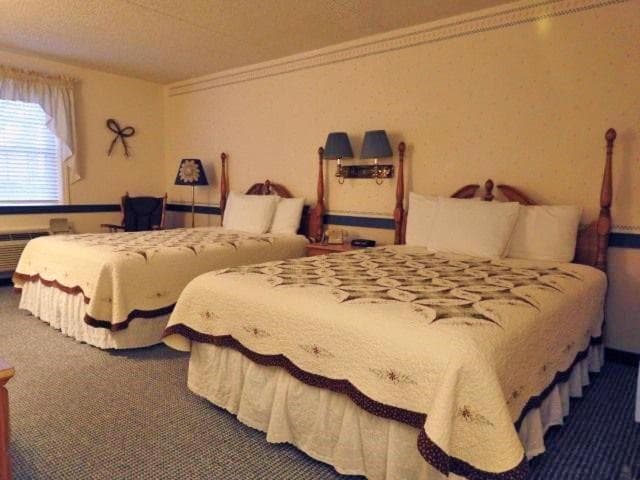 Country Living Inn interior in Lancaster, PA — gallery photo 2