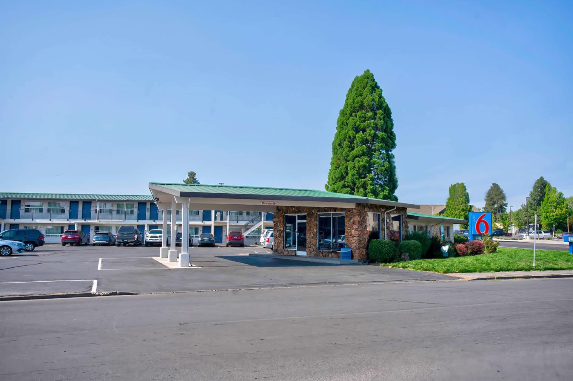 Motel 6-Bend, OR featured exterior or lobby in Bend, OR — similar hotel