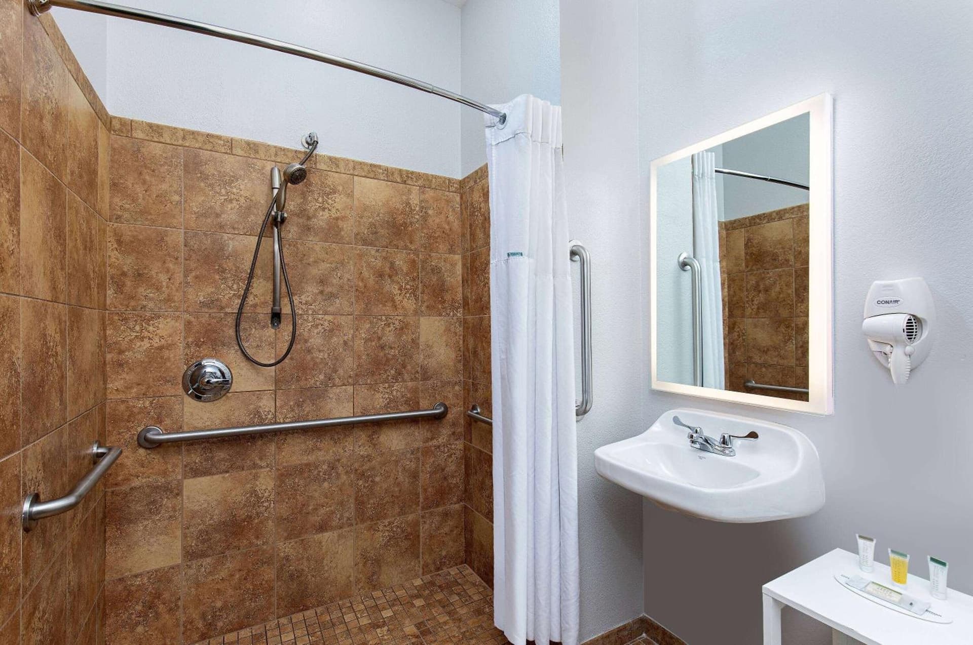 Microtel Inn and Suites by Wyndham gallery photo in Opelika, AL — image 16