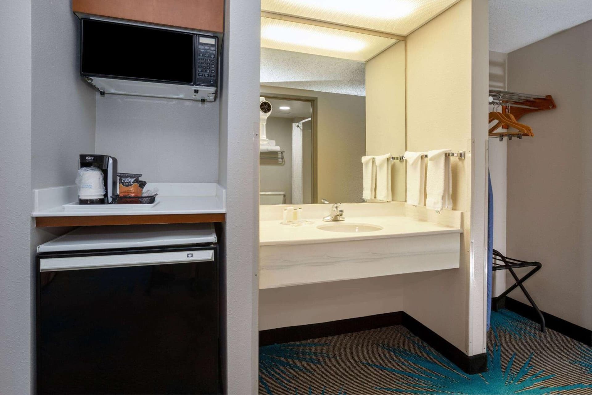 Days Inn & Suites by Wyndham Denver International Airport gallery photo in Denver, CO — image 7