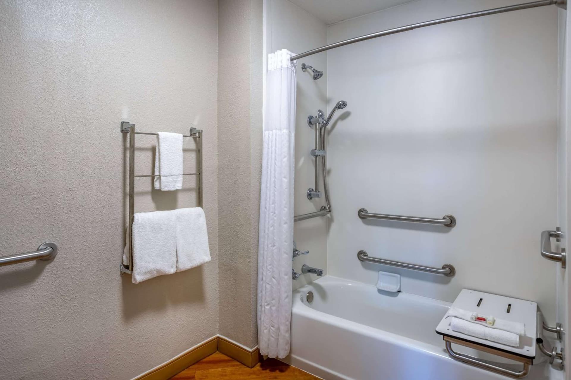 Days Inn by Wyndham Pleasant Prairie Kenosha gallery photo in Kenosha, WI — image 36