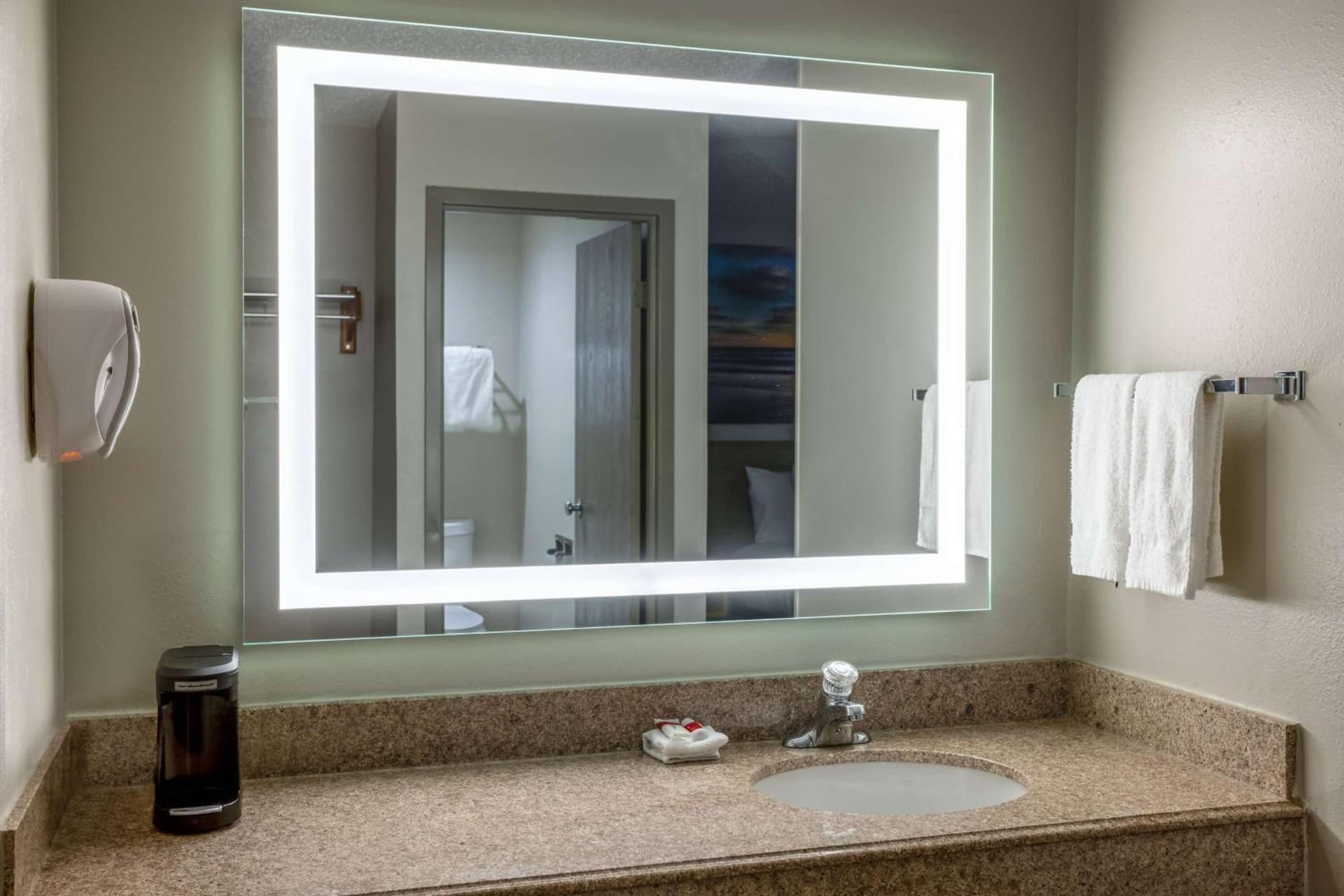 Days Inn by Wyndham Pleasant Prairie Kenosha gallery photo in Kenosha, WI — image 25