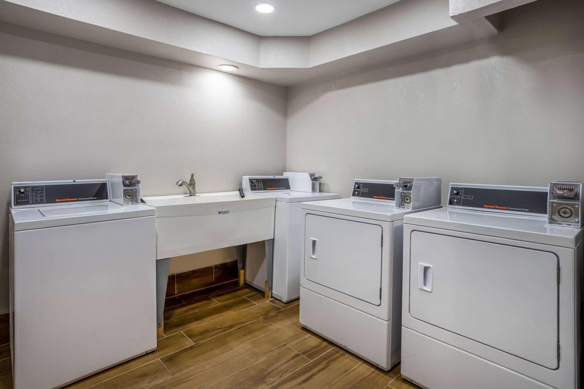 Days Inn by Wyndham Pleasant Prairie Kenosha gallery photo in Kenosha, WI — image 5