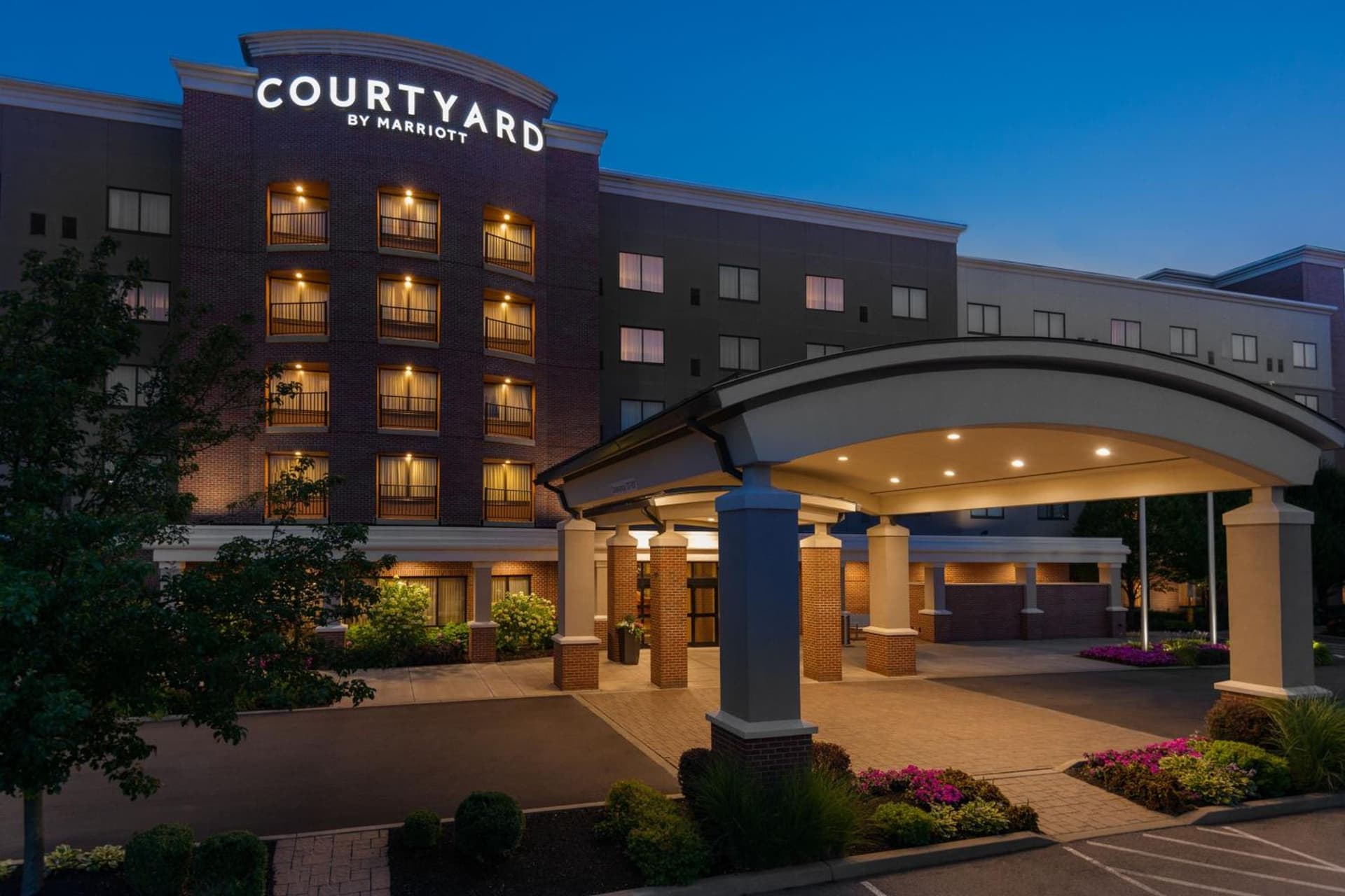 Courtyard by Marriott Buffalo Airport interior in Cheektowaga — gallery photo 2