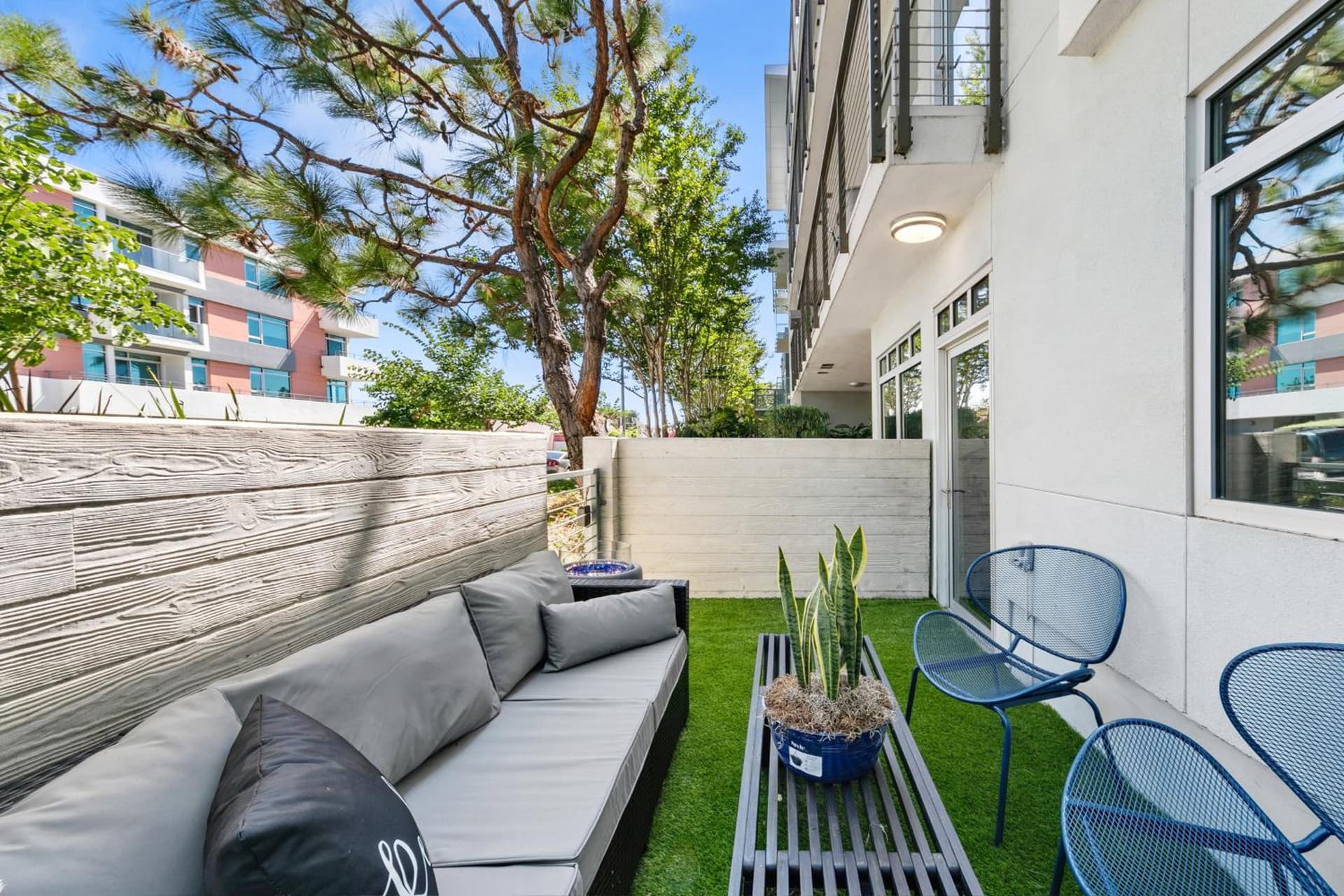 Beverly Grove Chic City Oasis 2 BR Apt with Den 138 property views in Los Angeles, CA — gallery photo 3