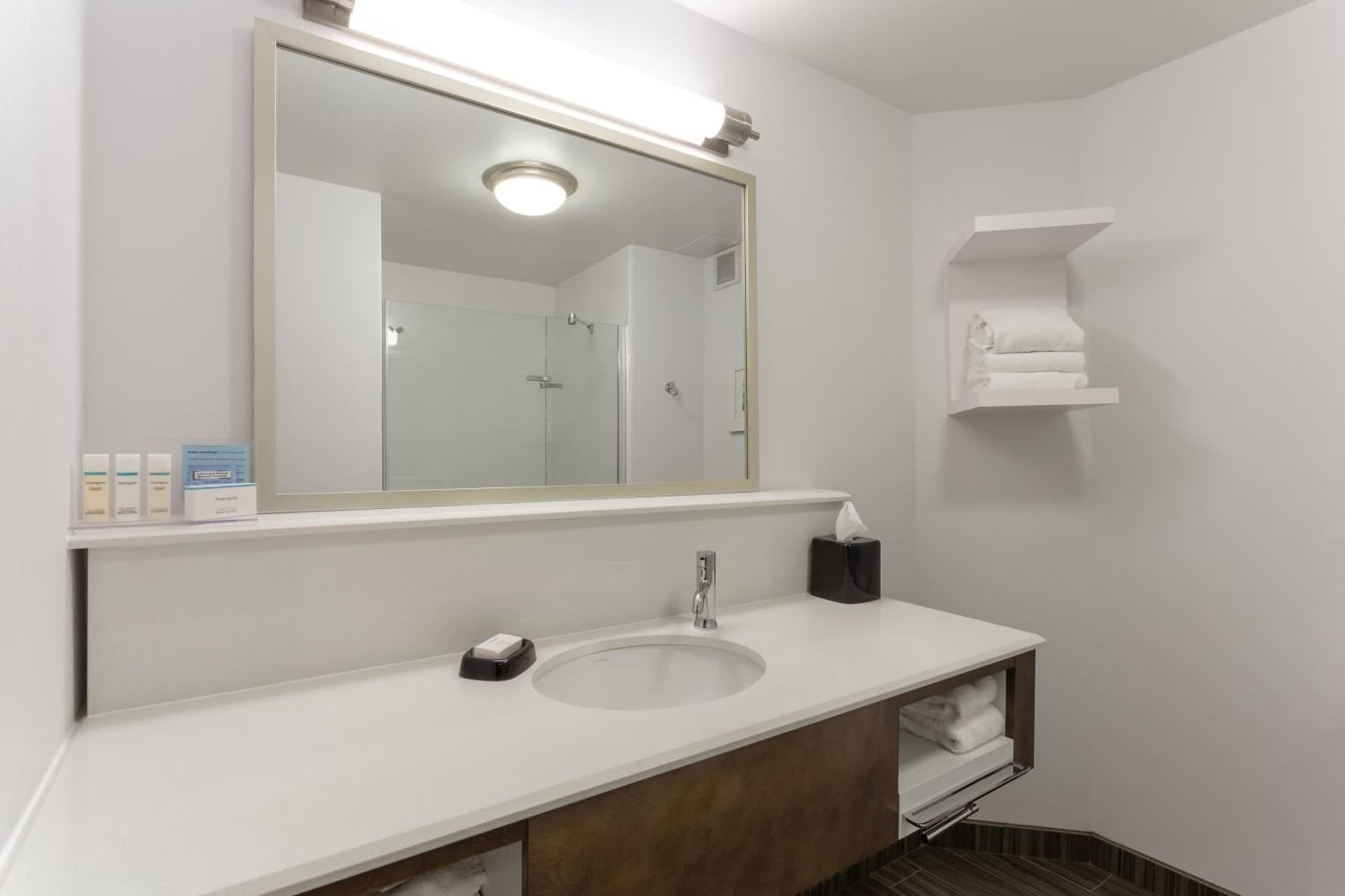 Hampton Inn Bloomington gallery photo in Bloomington, IN — image 16