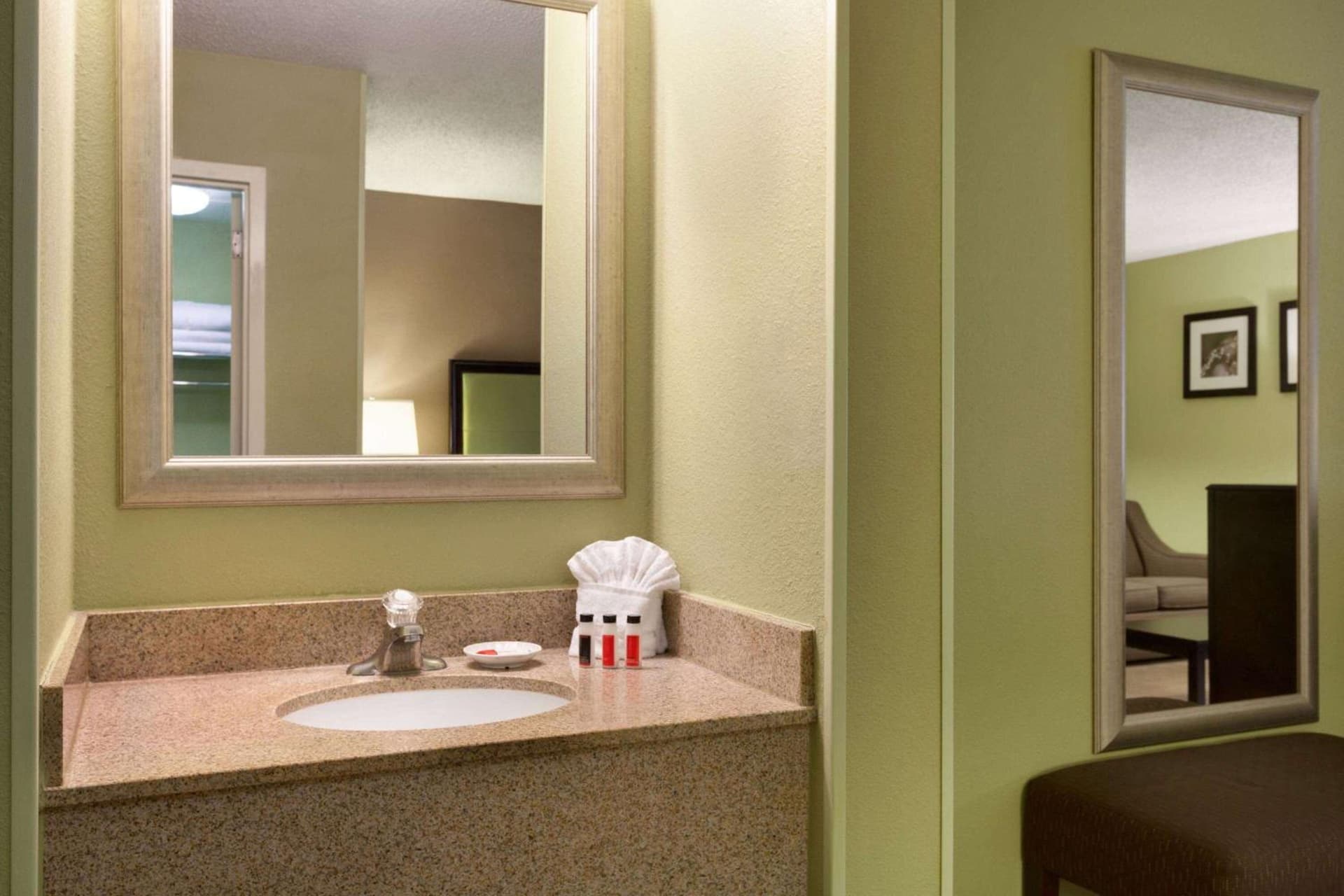 Days Inn by Wyndham Baltimore Inner Harbor gallery photo in Baltimore, MD — image 41