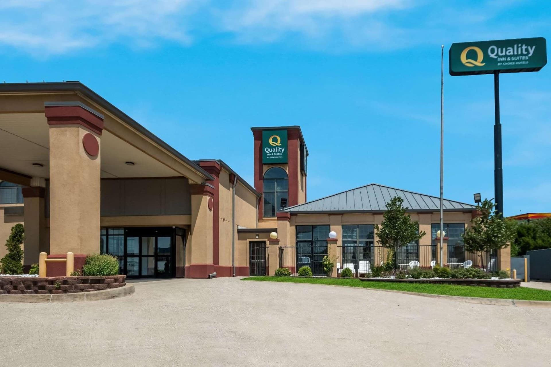 Quality Inn & Suites Oklahoma City North interior in Edmond, OK — gallery photo 2