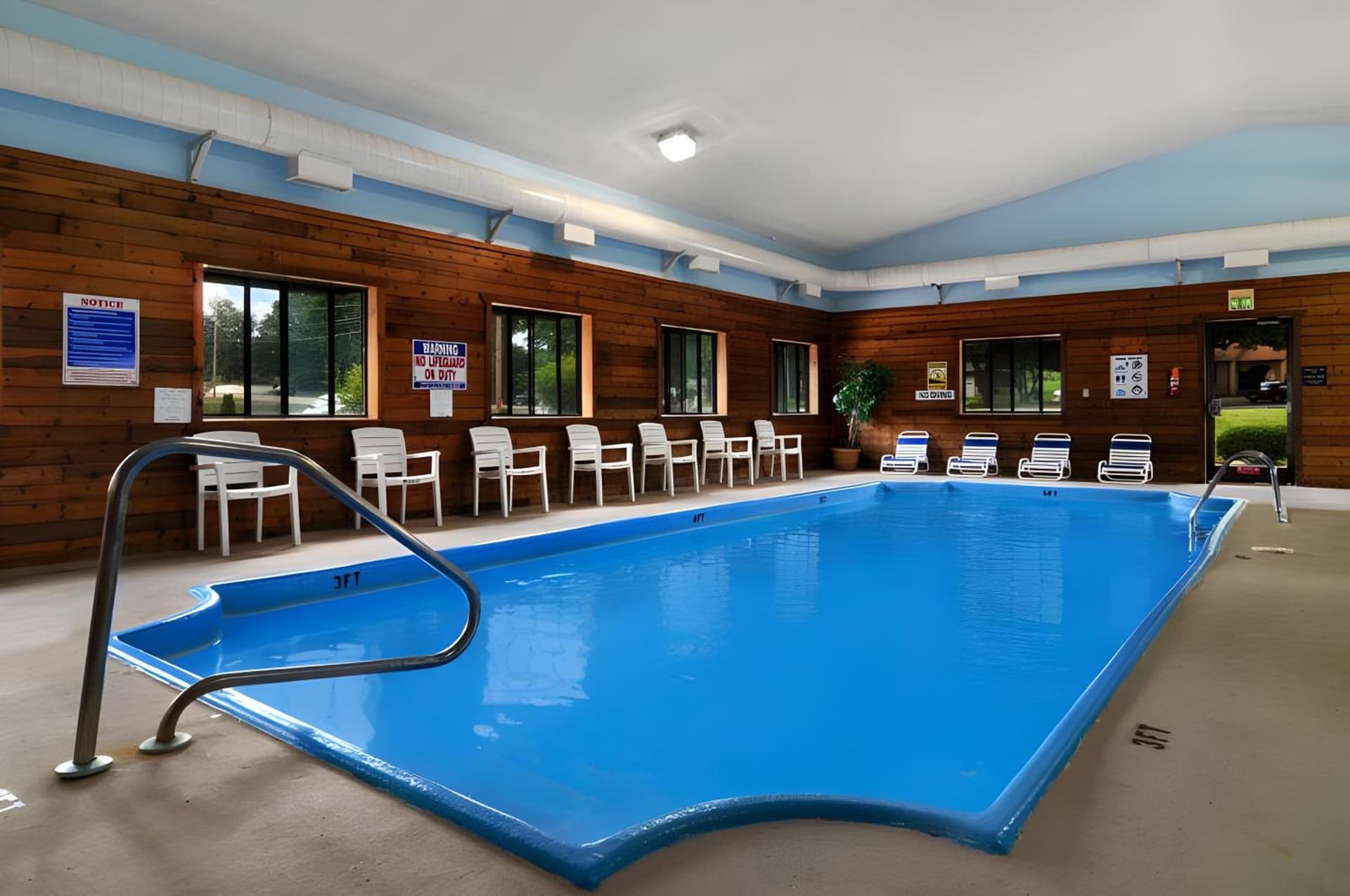 Super 8 by Wyndham Paris interior in Paris, TN — gallery photo 2