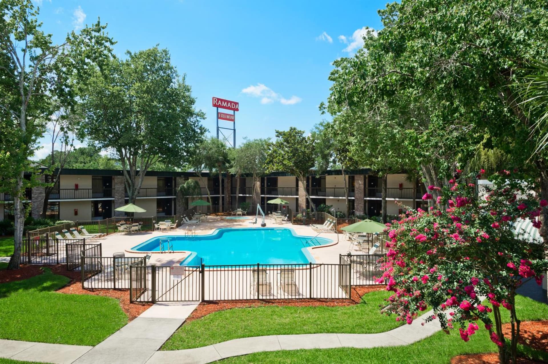 Ramada by Wyndham Jacksonville Hotel & Conference Center gallery photo in Jacksonville, FL — image 42