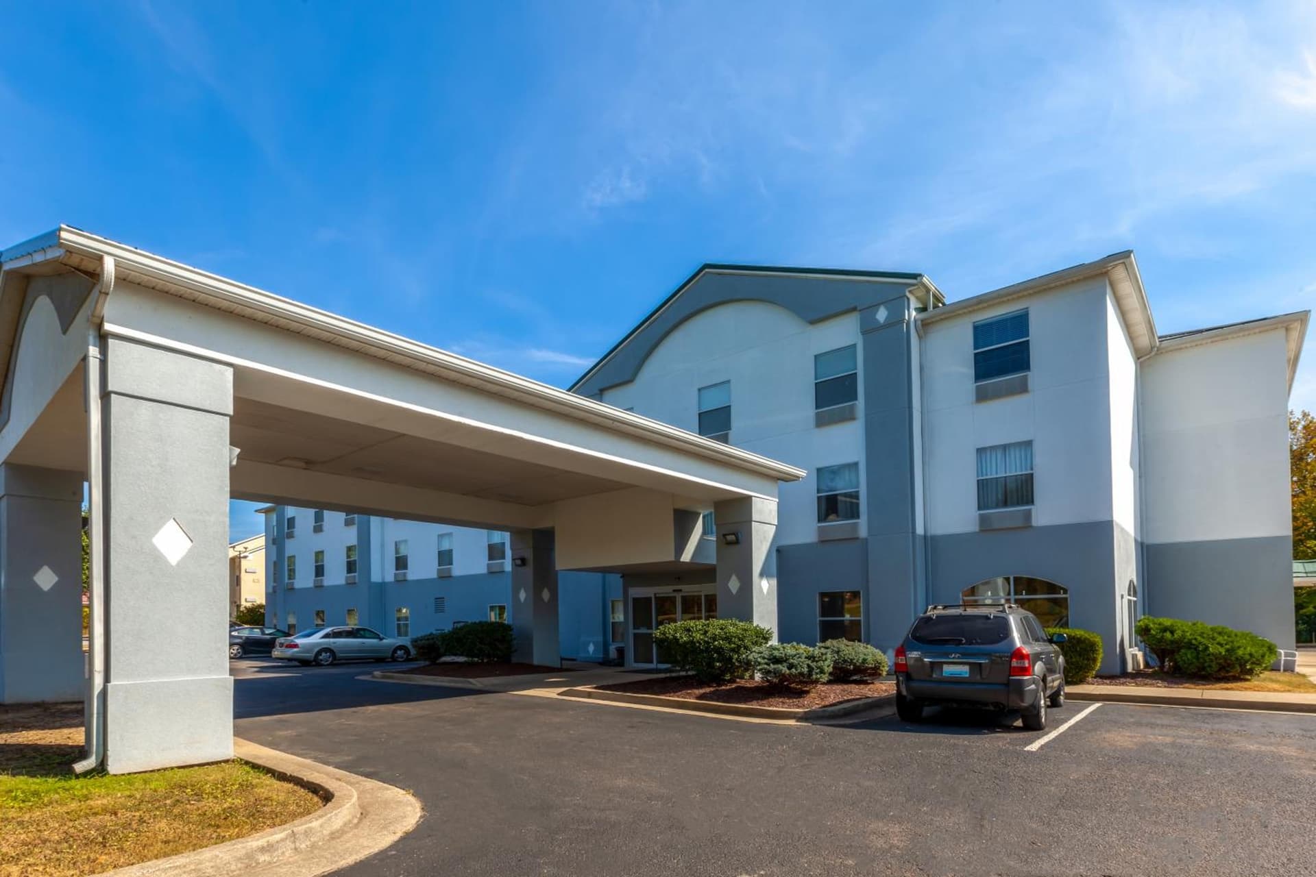 Baymont by Wyndham La Grange KY Southeast featured exterior or lobby in La Grange, KY — similar hotel