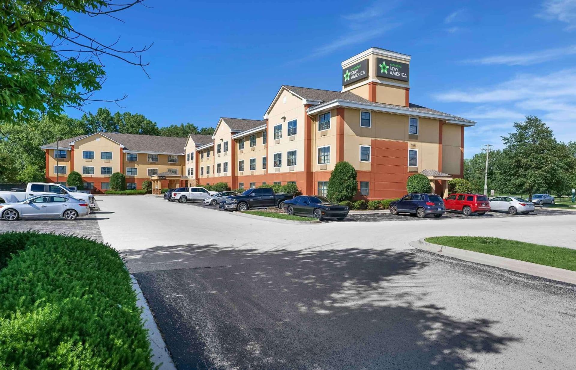 Sonesta Simply Suites Lansing interior in Lansing, IL — gallery photo 2