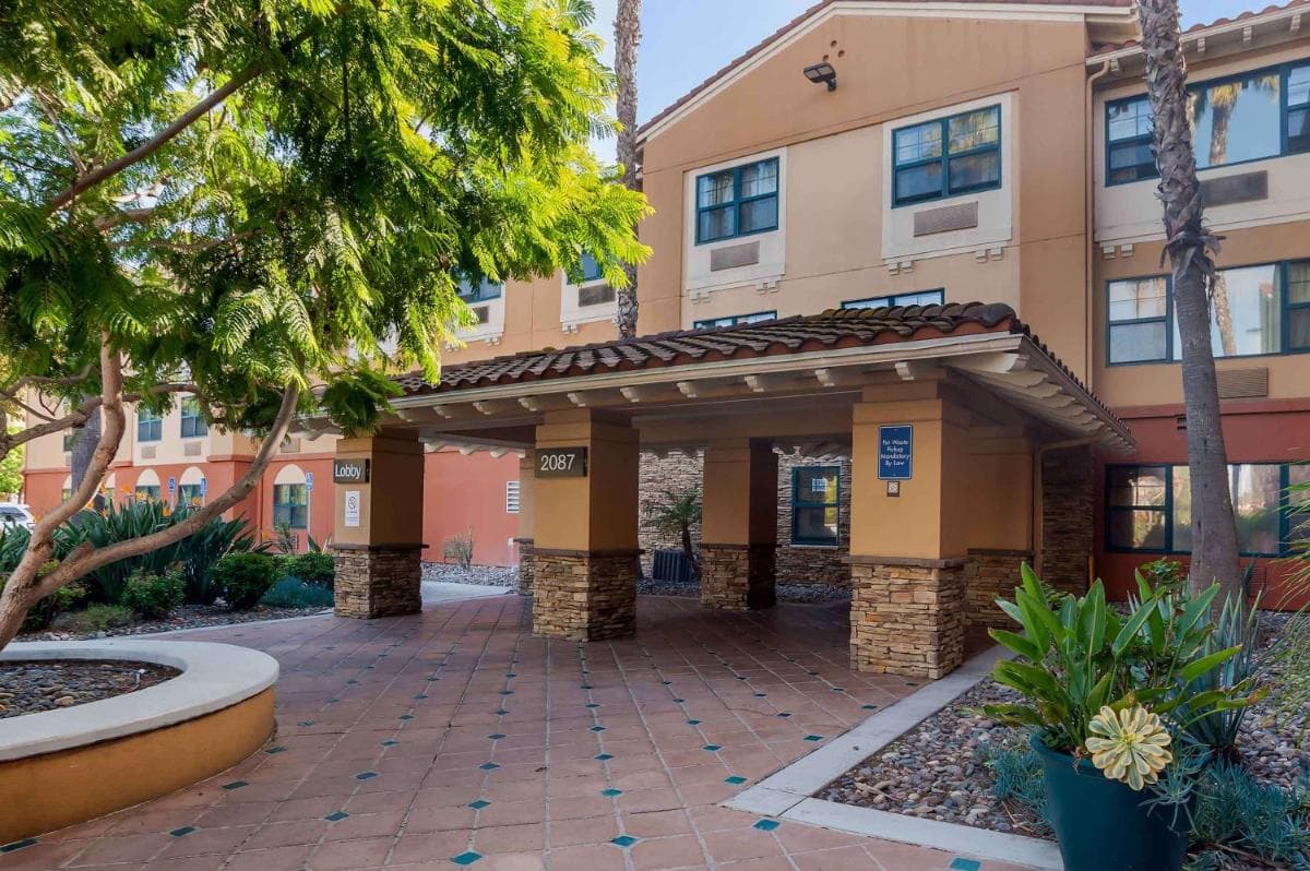 Extended Stay America Suites - San Diego - Hotel Circle interior in San Diego, CA — gallery photo 2
