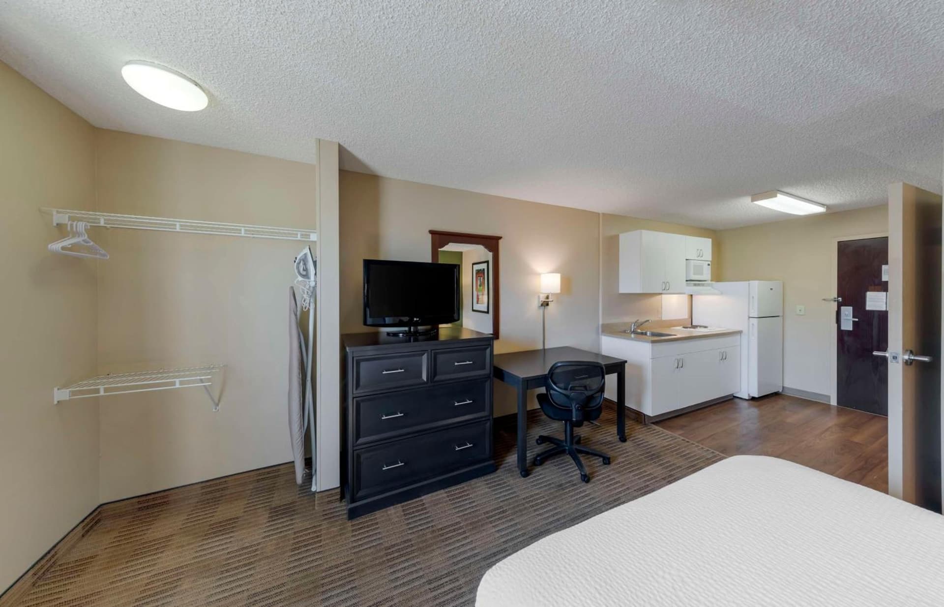 Extended Stay America Suites - Orange County - Katella Ave gallery photo in Orange, CA — image 16
