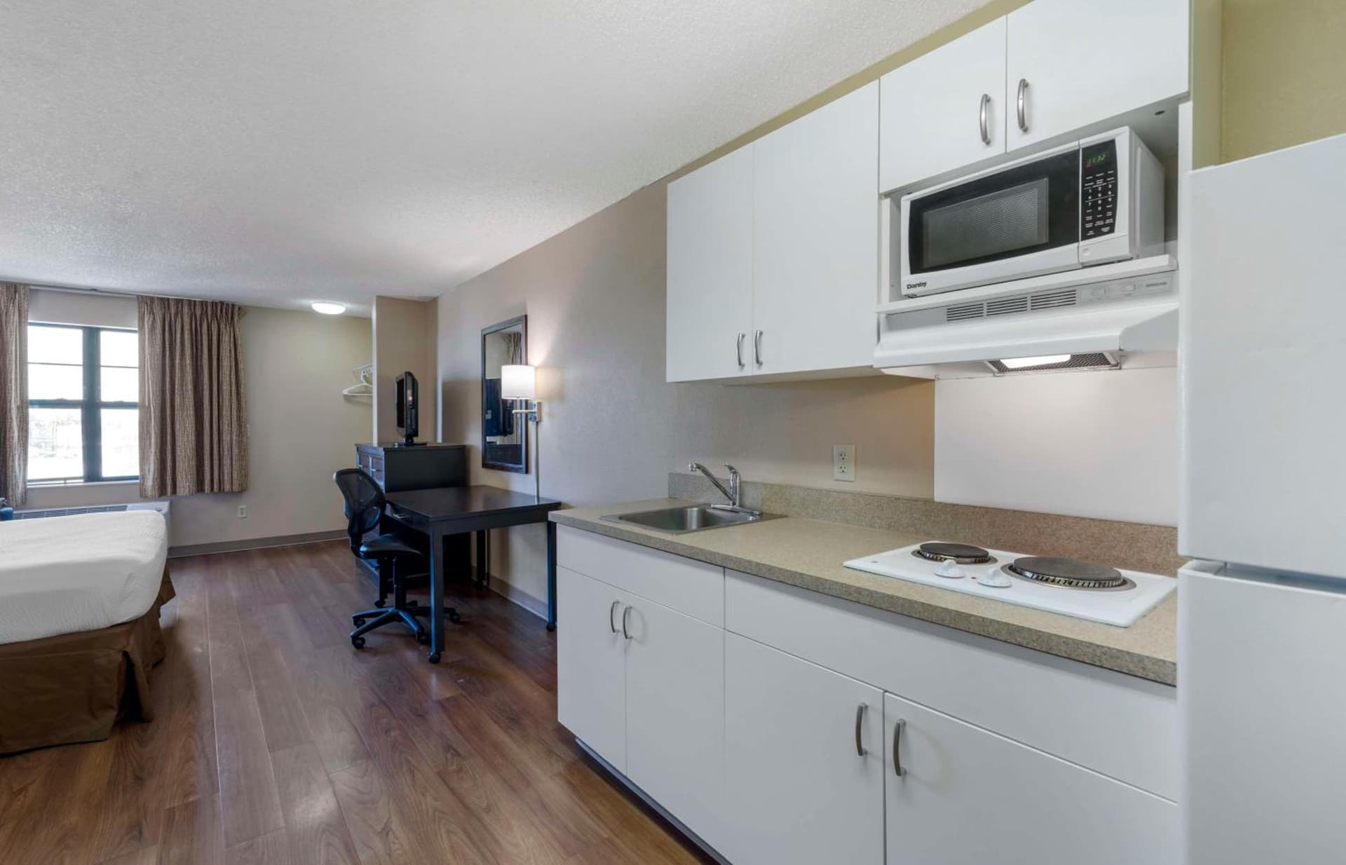 Extended Stay America Suites - Orange County - Katella Ave gallery photo in Orange, CA — image 12