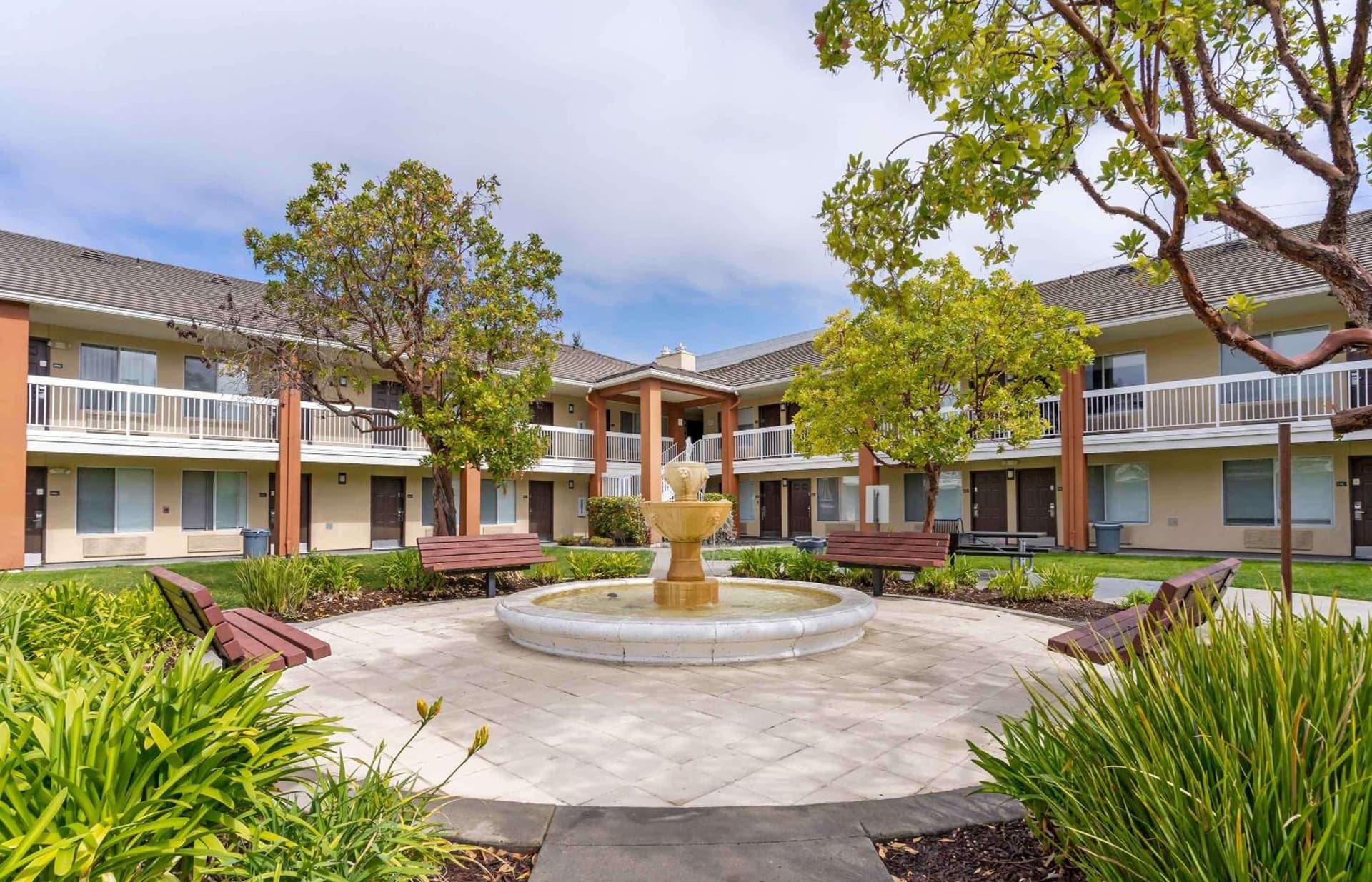 Extended Stay America Suites - San Francisco - San Mateo - SFO interior in San Mateo, CA — gallery photo 2