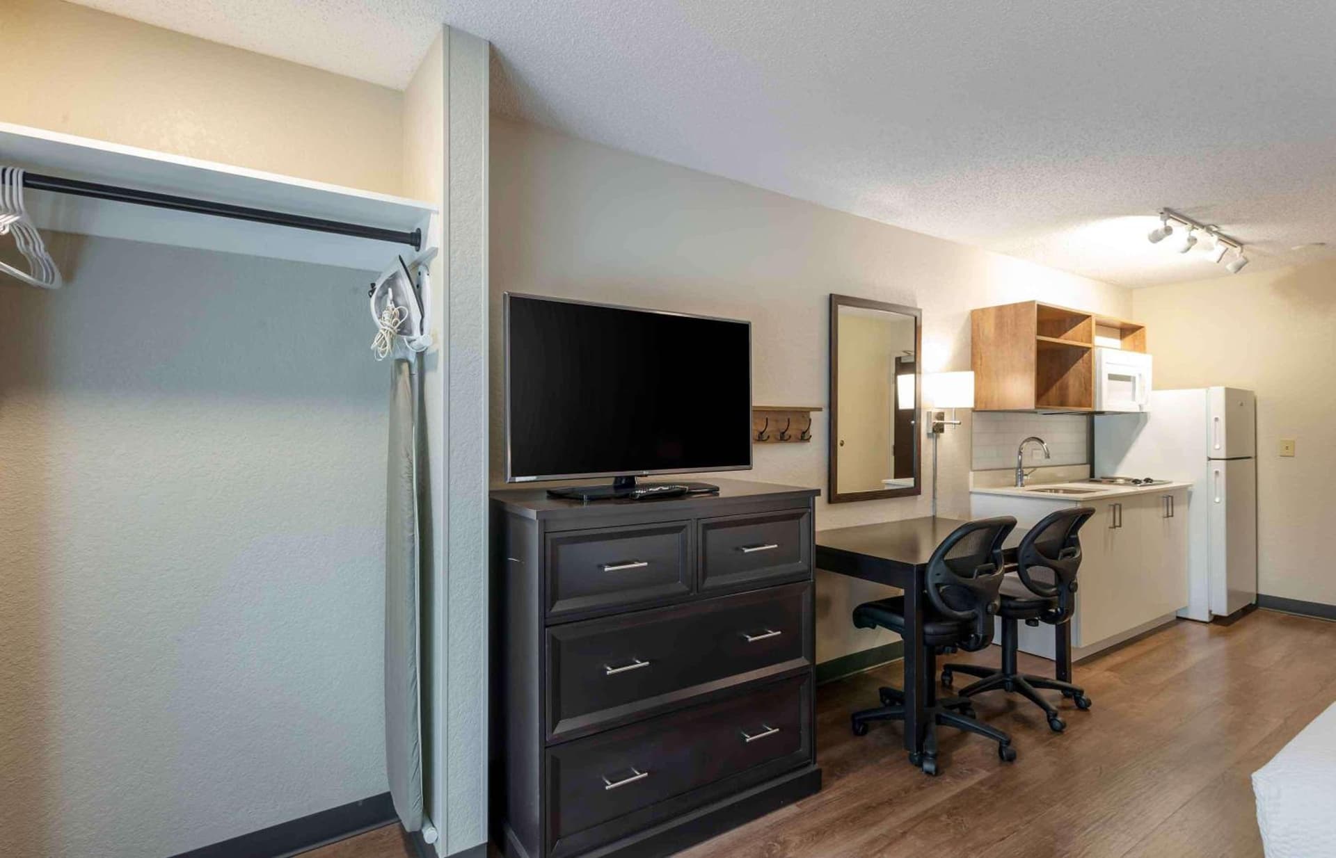Extended Stay America Suites - San Francisco - San Mateo - SFO gallery photo in San Mateo, CA — image 7