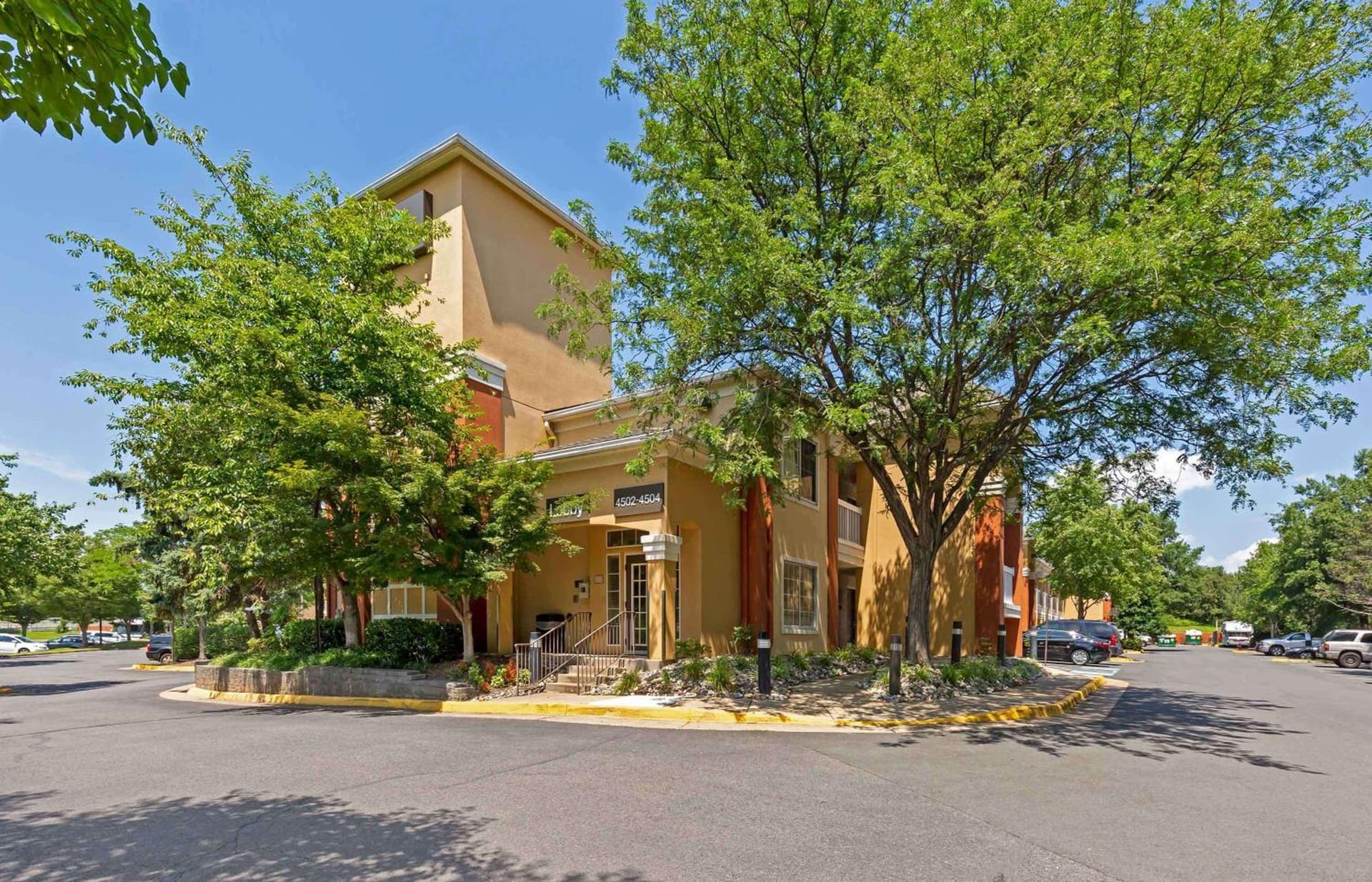 HomeTowne Studios by Red Roof Chantilly — hotel in Chantilly, Virginia
