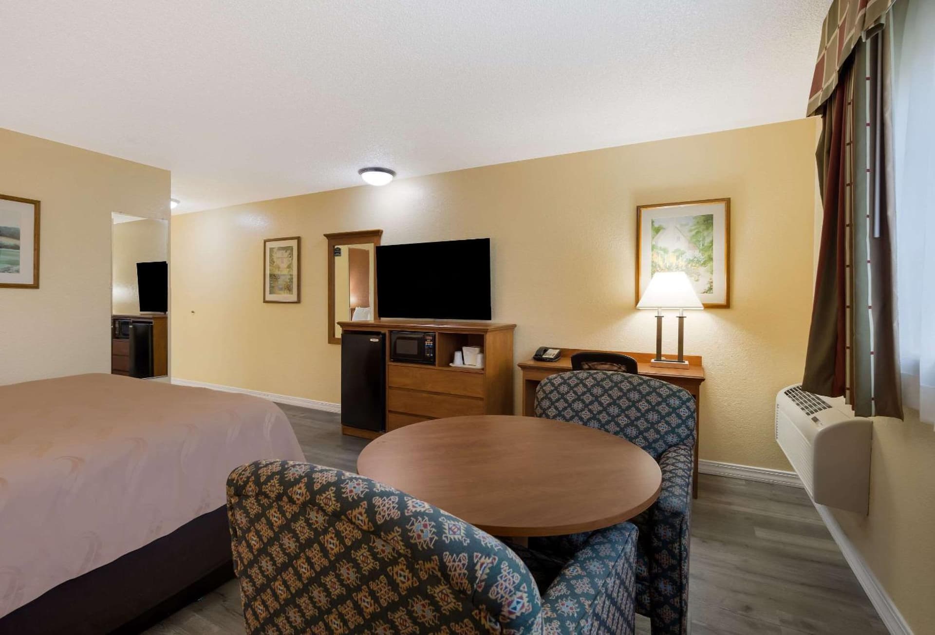 Quality Inn & Suites Medford Airport gallery photo in Medford, OR — image 21