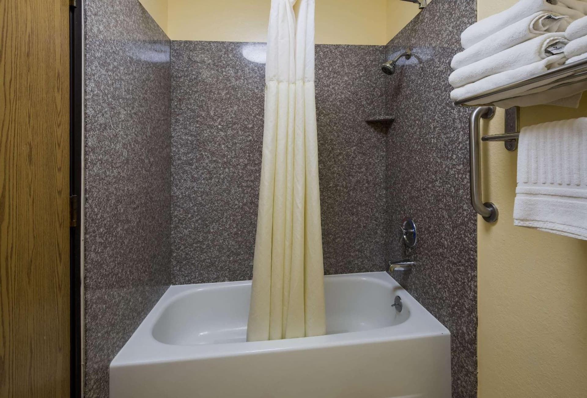 Quality Inn & Suites Medford Airport gallery photo in Medford, OR — image 17