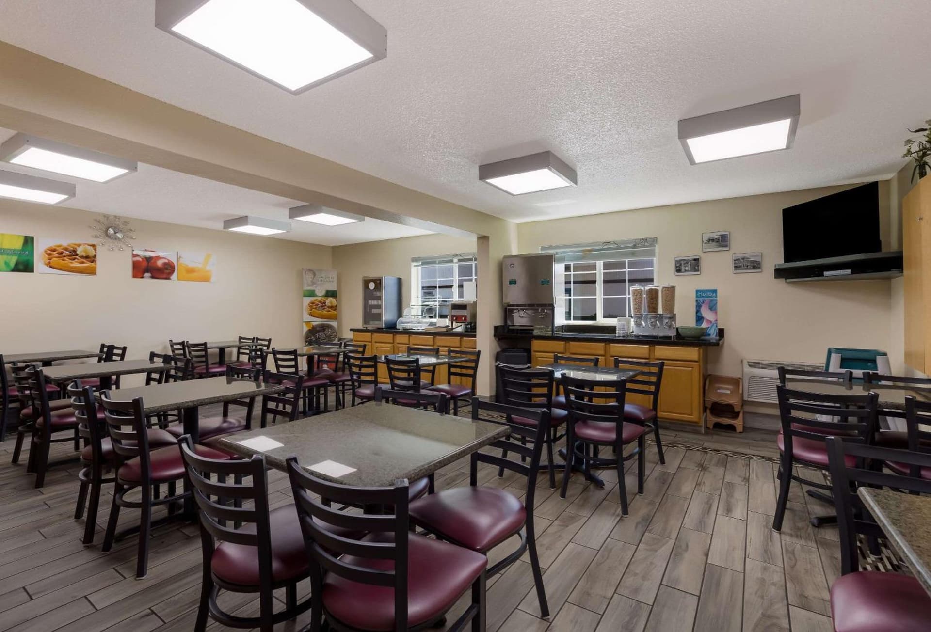 Quality Inn & Suites Medford Airport gallery photo in Medford, OR — image 7