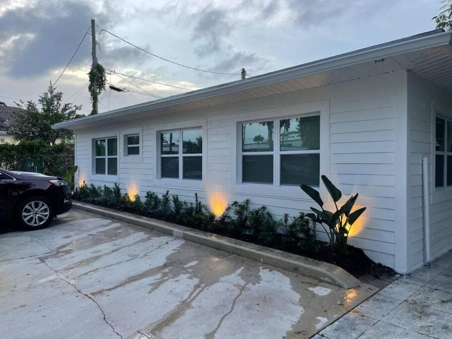 Remodeled Downtown Apartment #1 featured exterior or lobby in West Palm Beach, FL — similar hotel