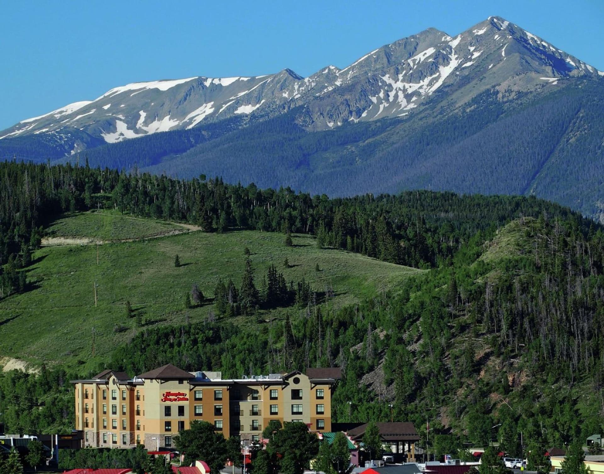 Hampton Inn & Suites Silverthorne interior in Silverthorne, CO — gallery photo 2